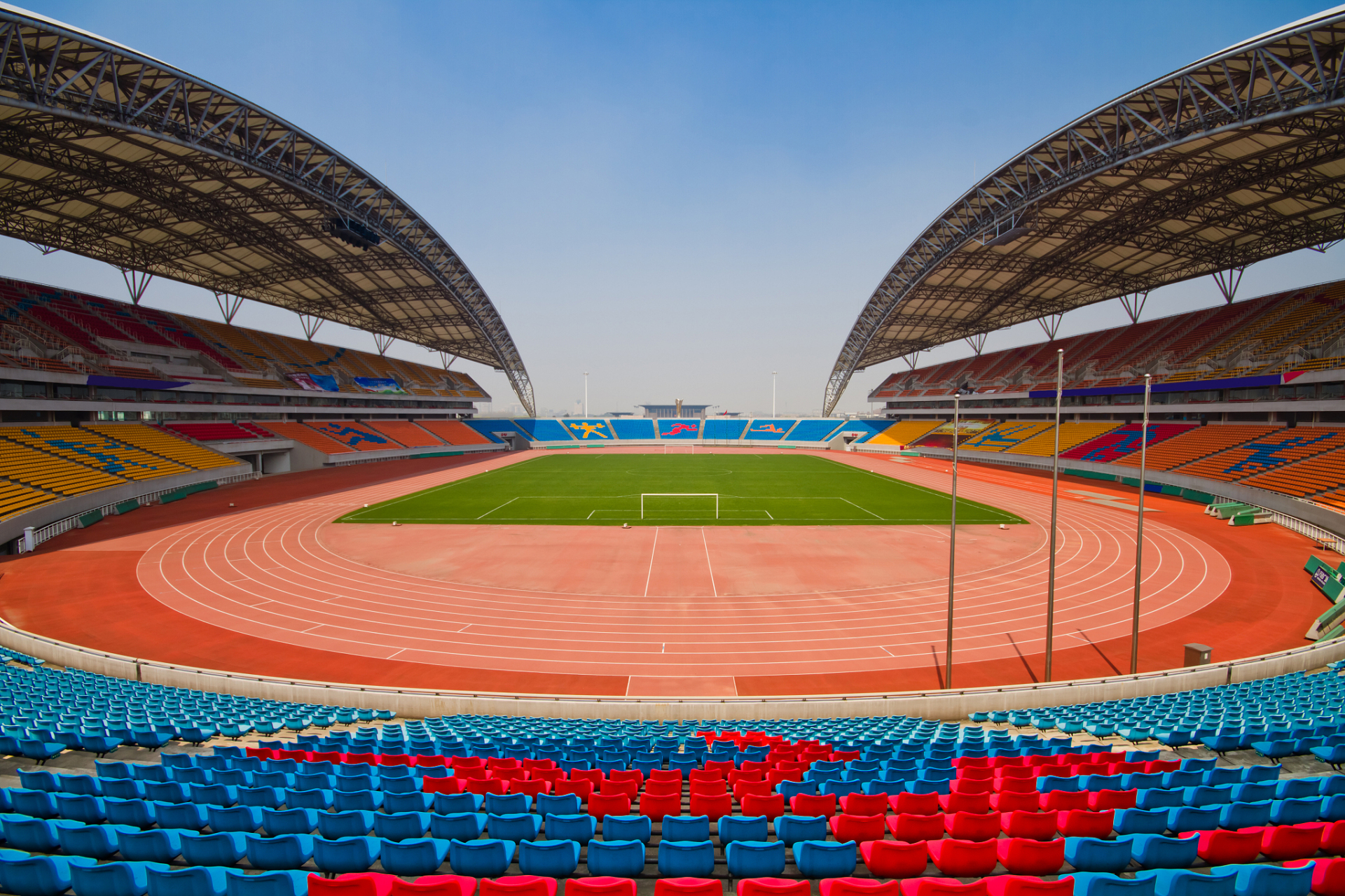 毕竟是专业足球场,和奥体还是有些差别的,就叫昆山足球场,奥体中心