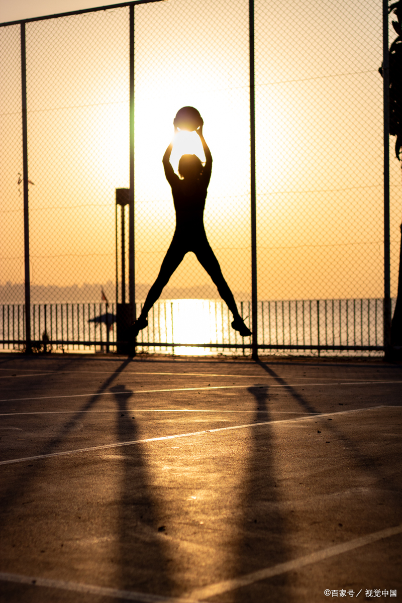 常常能够 在篮球场地上见到一群群打蓝球的影子