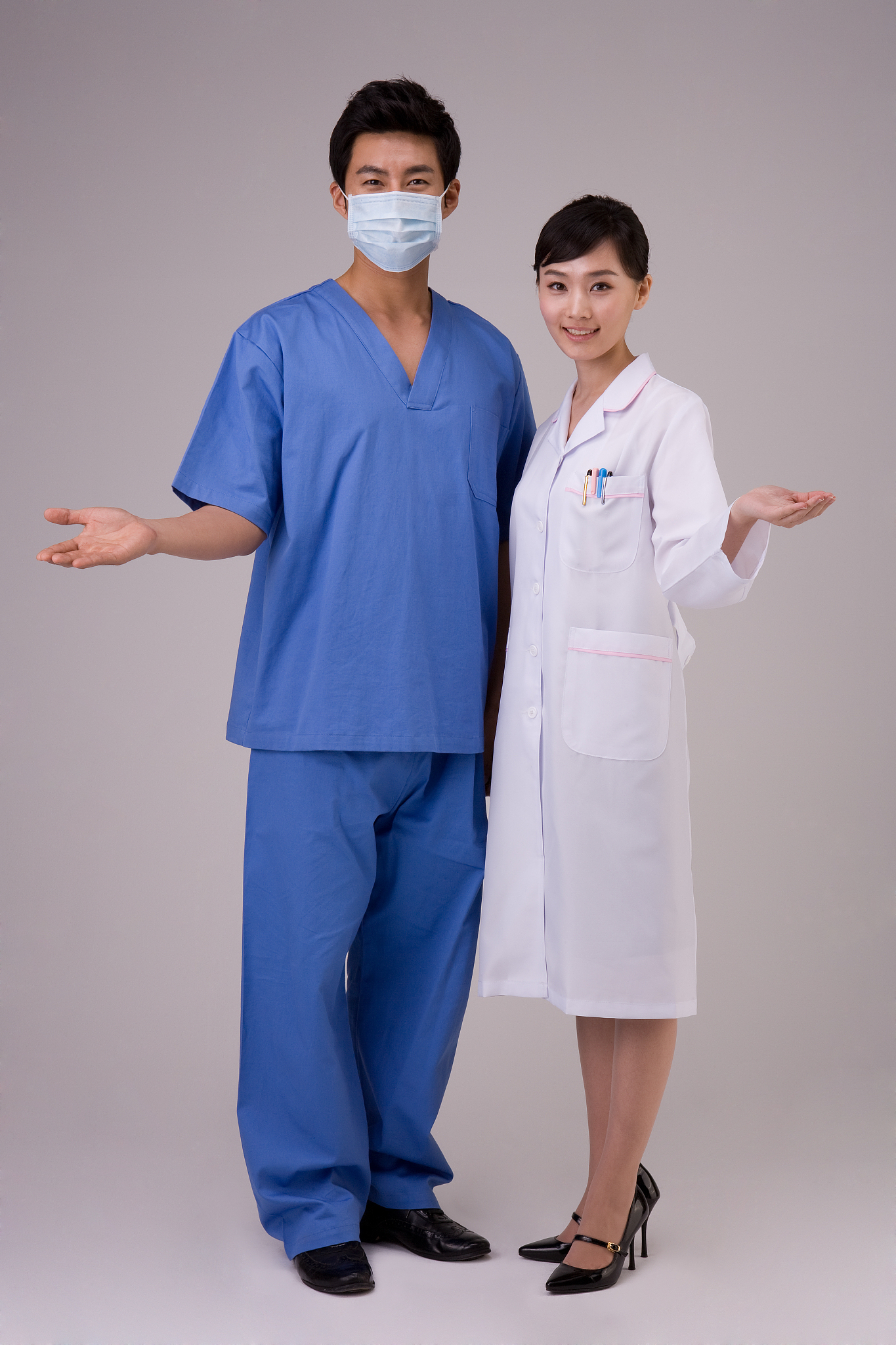 确实,医护人员和民警们也挺难,不穿制服怕被误解,穿了吧又担心吓到