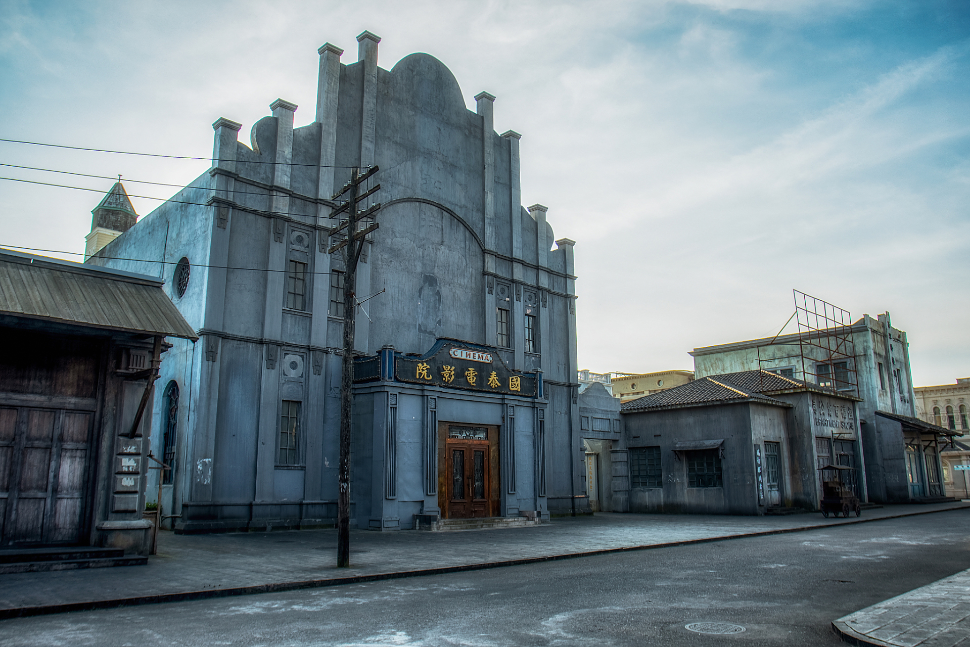 民国时期,一名妙龄女子坐着人力车从胡同中穿过