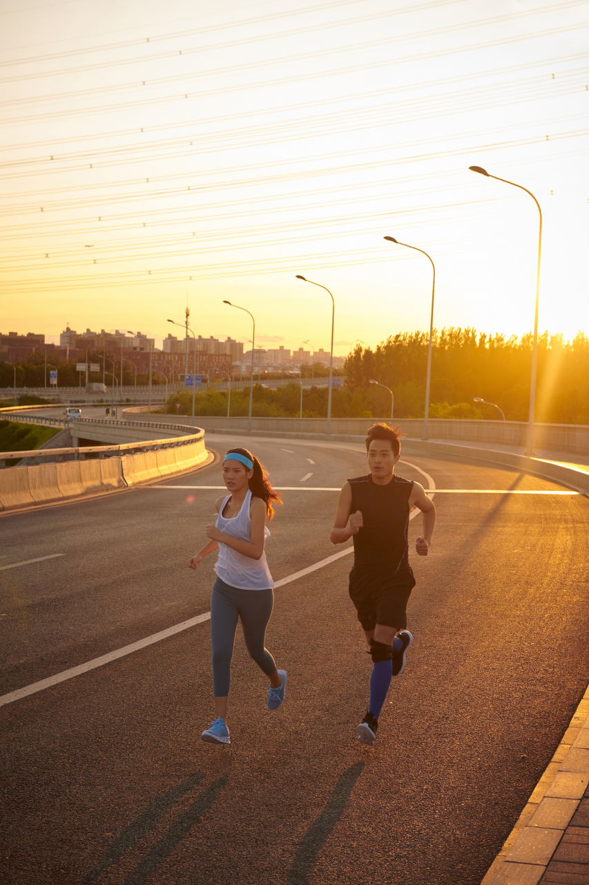 晨跑,与清晨的约定  清晨,当第一缕阳光透过窗帘的缝隙,洒在我的脸上