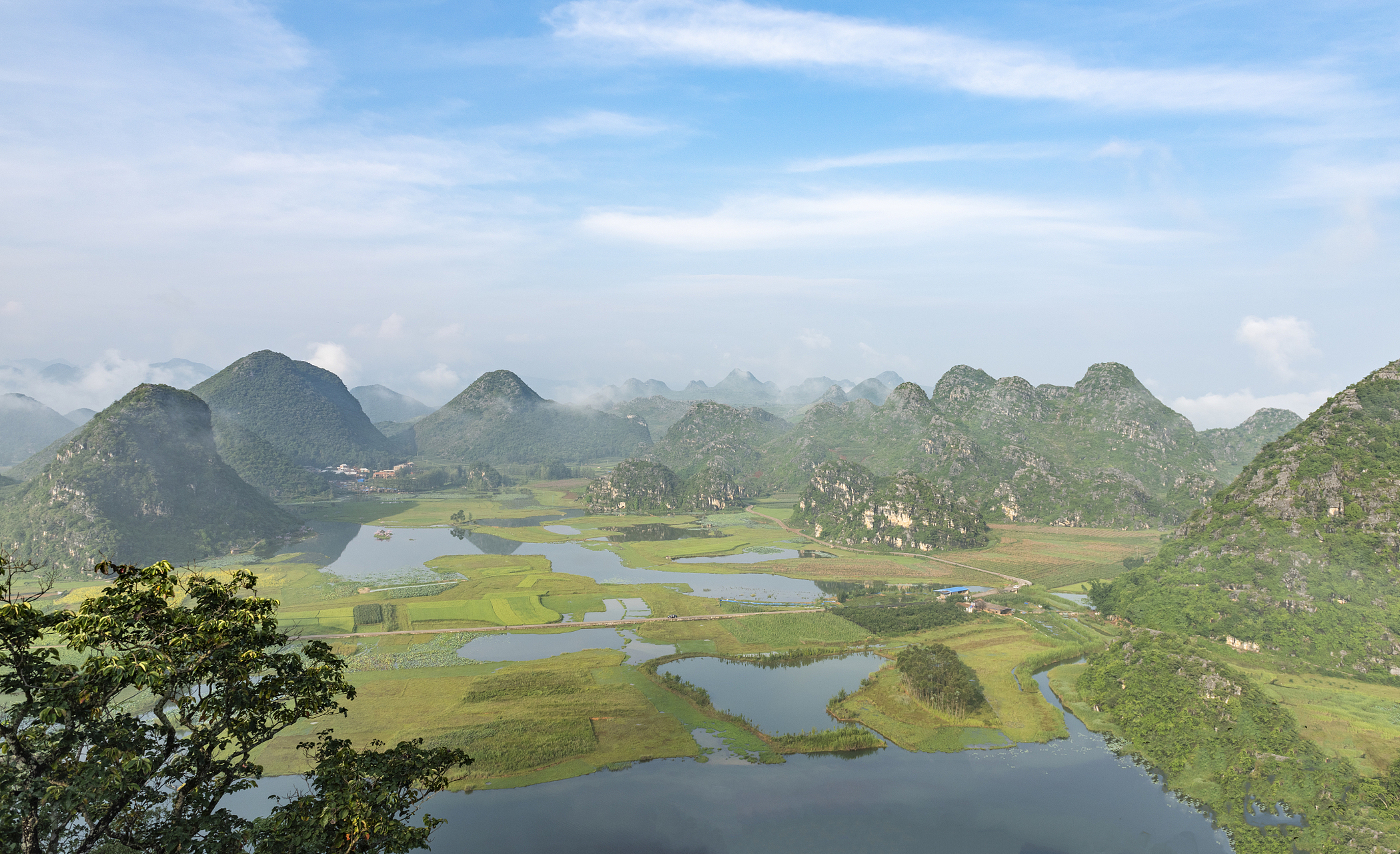 普者黑风景区位于云南文山州丘北县,是国家级风景名胜区,以水上田园