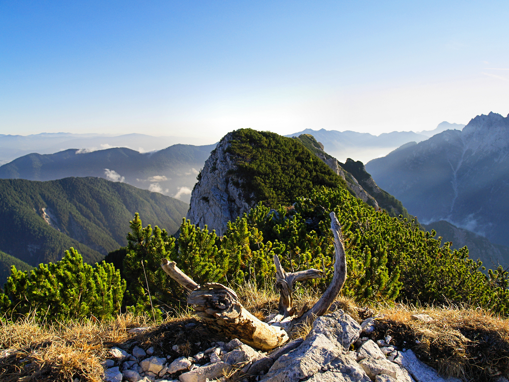 又名太乙山,地肺山,中南山,周南山,简称南山,位于陕西省境内秦岭山脉