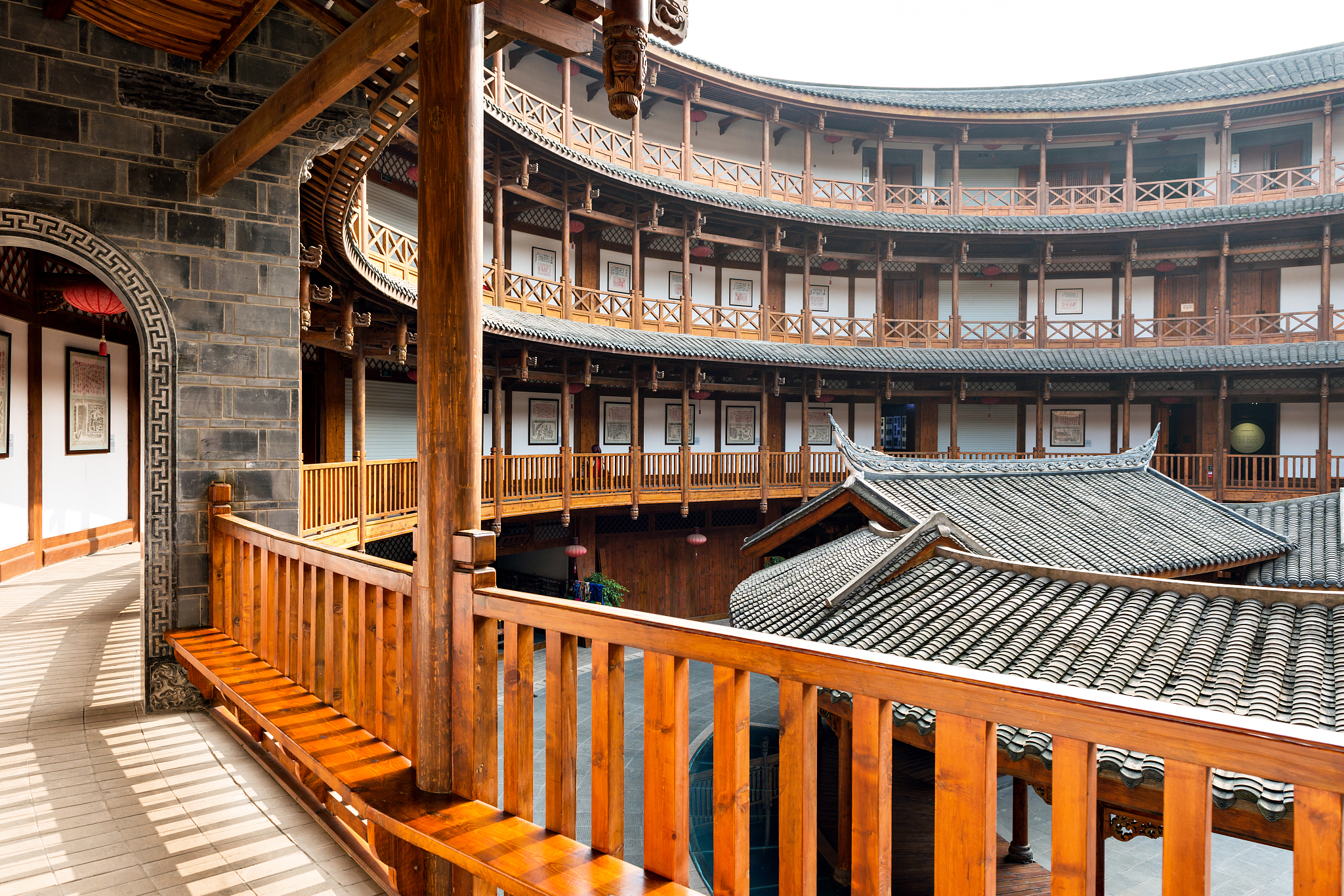 熙和湾是位于梅州市兴宁市永和镇蓝排村的旅游景区,以客家文化为灵魂