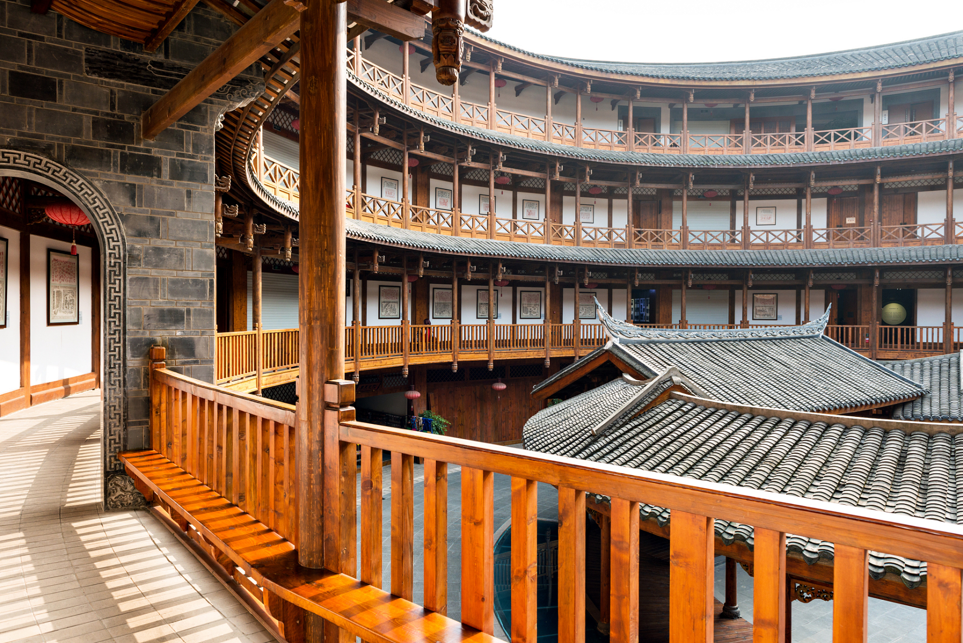 熙和湾是位于梅州市兴宁市永和镇蓝排村的旅游景区,以客家文化为灵魂