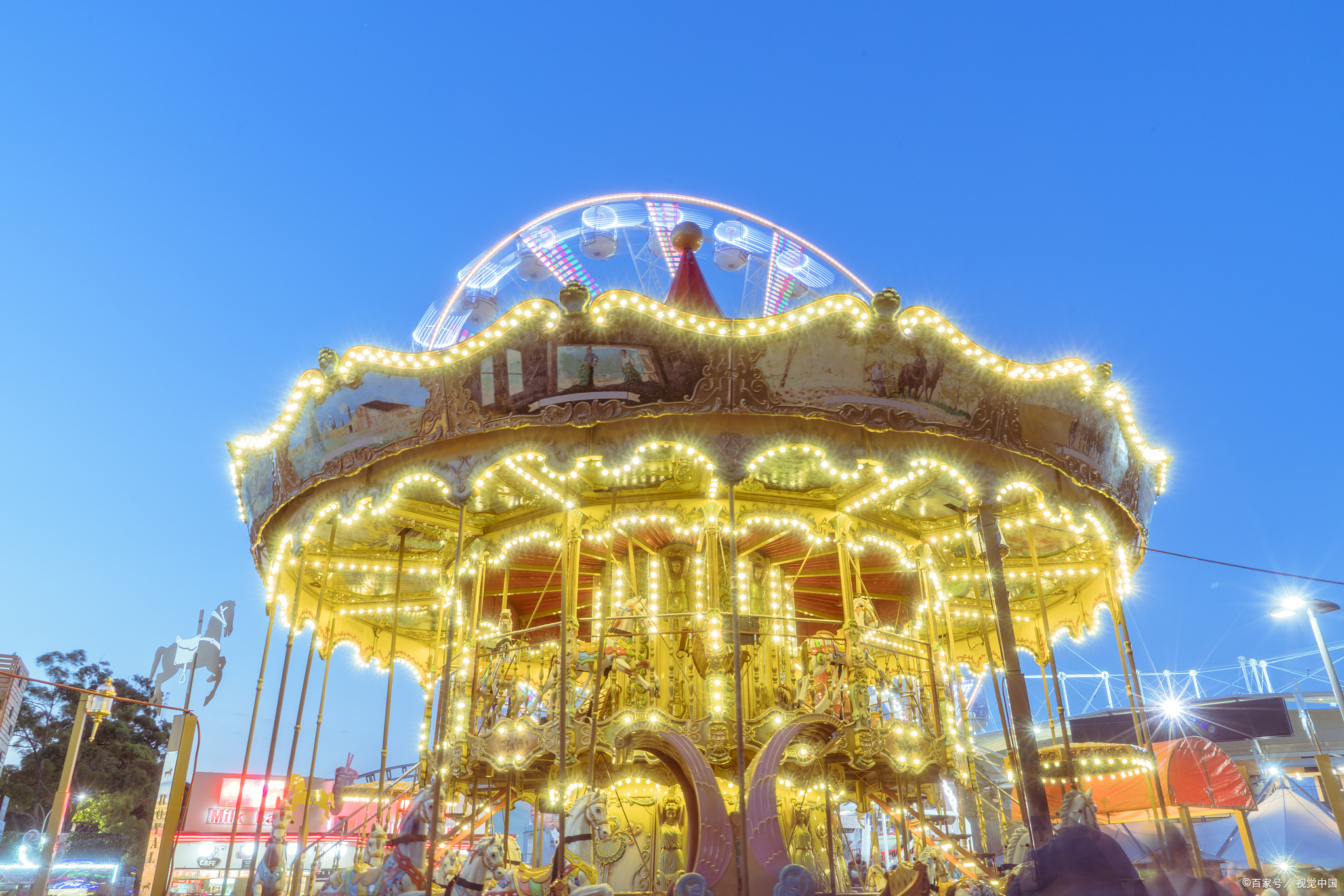 旋转木马作为传统的游乐设施,承载了丰