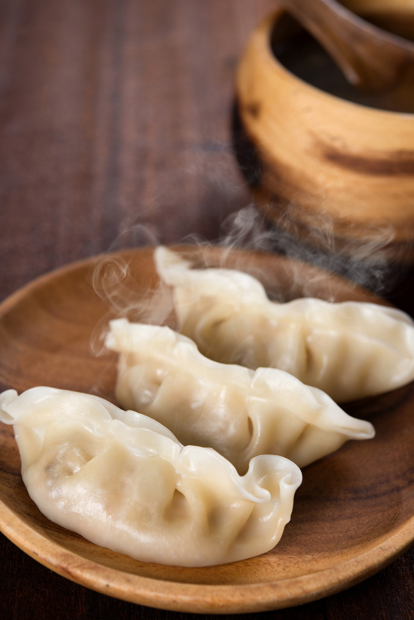 鲜肉蒸饺是一道传统的中式面点,口感鲜美,营养丰富,深受喜爱.