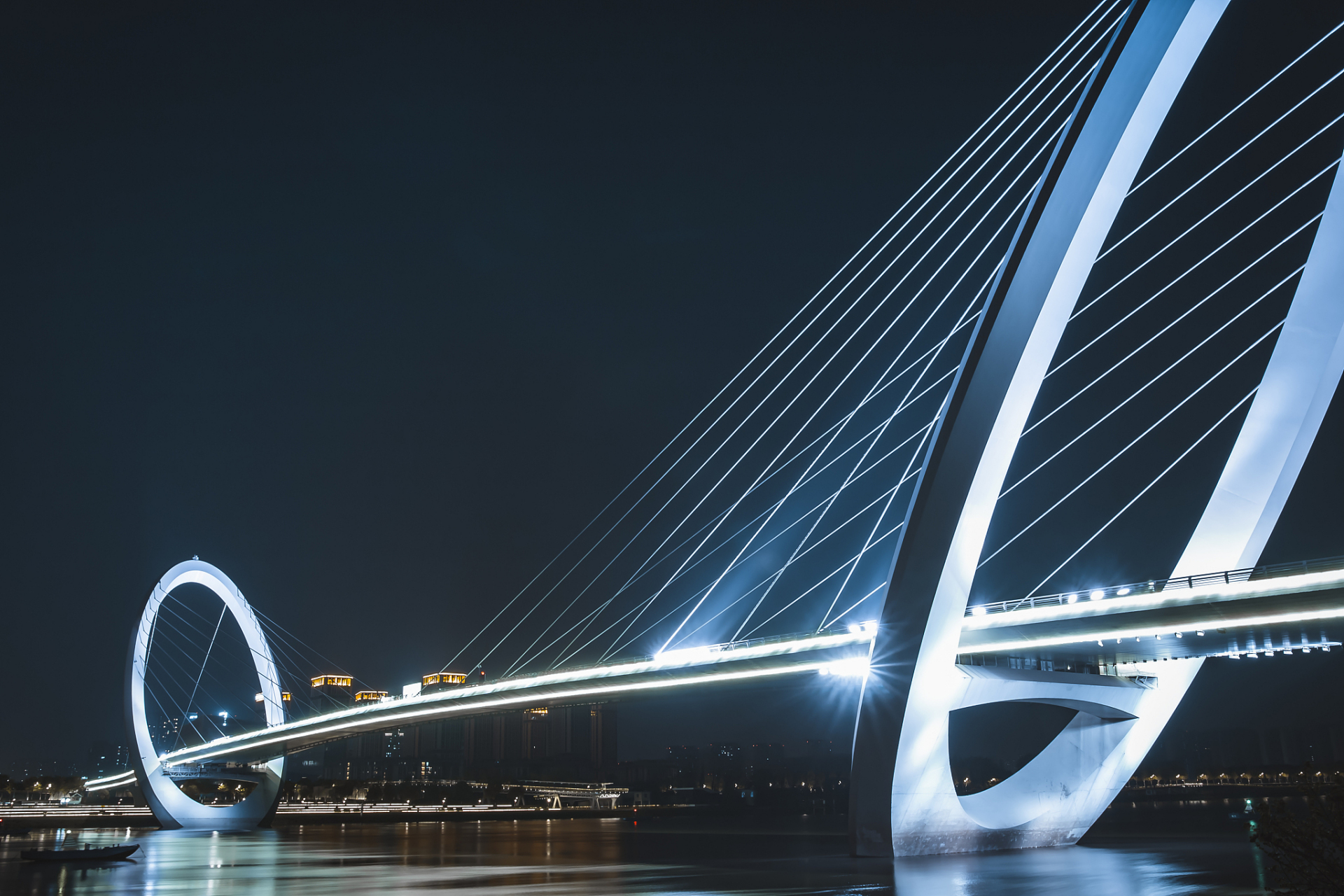 夏日闪光旅行家# 南京眼步行桥,横跨长江两岸,连接着河西新城和