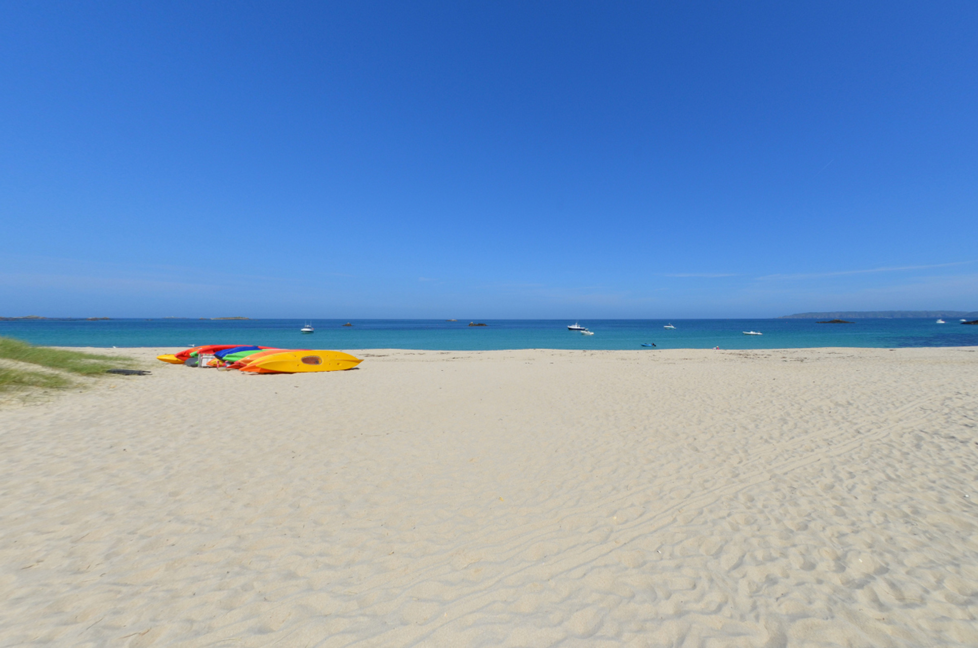 白沙湾海滩位于中国东海岸线,是一个绝佳的休闲度假胜地,拥有细腻如