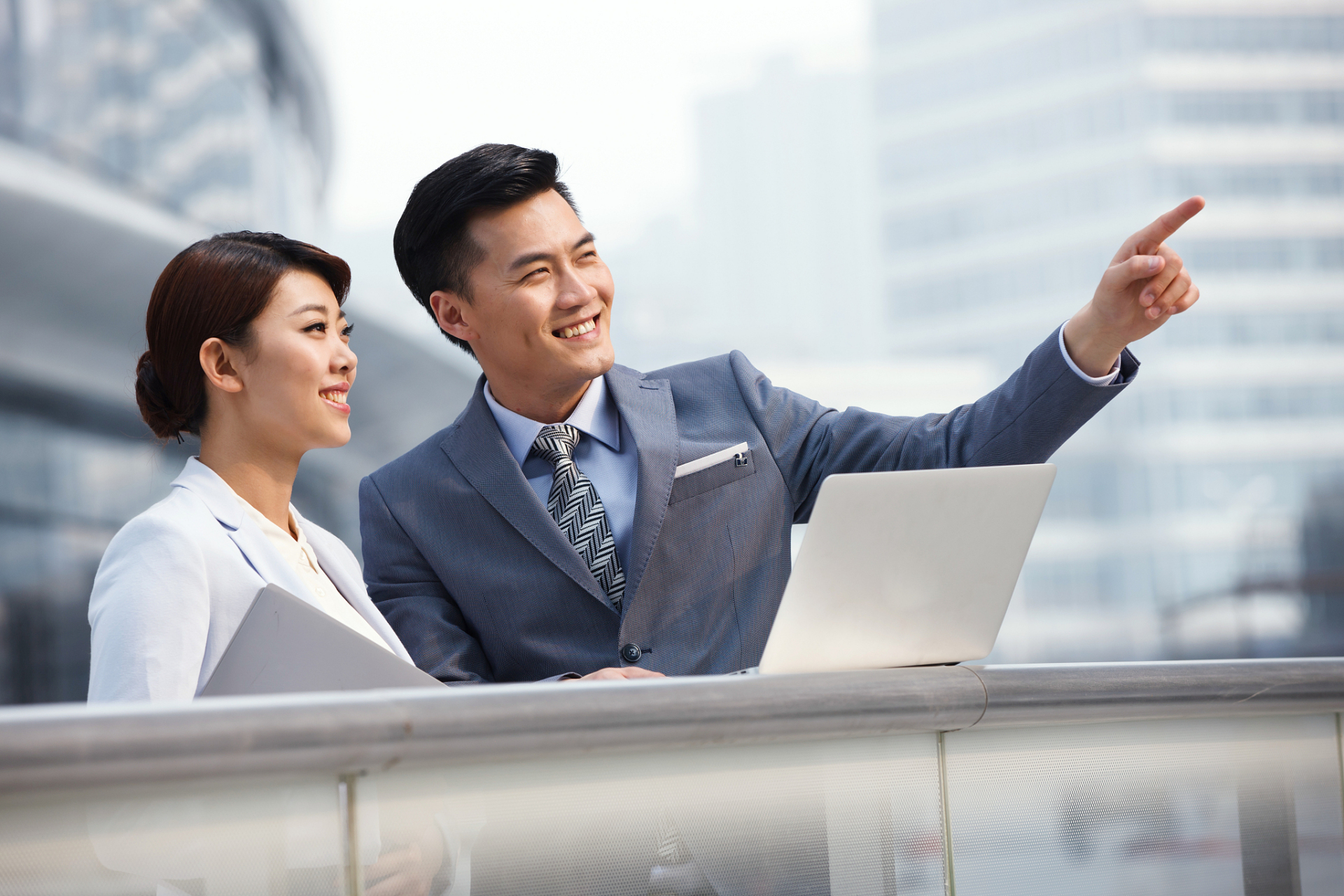 最近有一个话题引起了广泛关注,它关乎职场十年的成长和感悟.