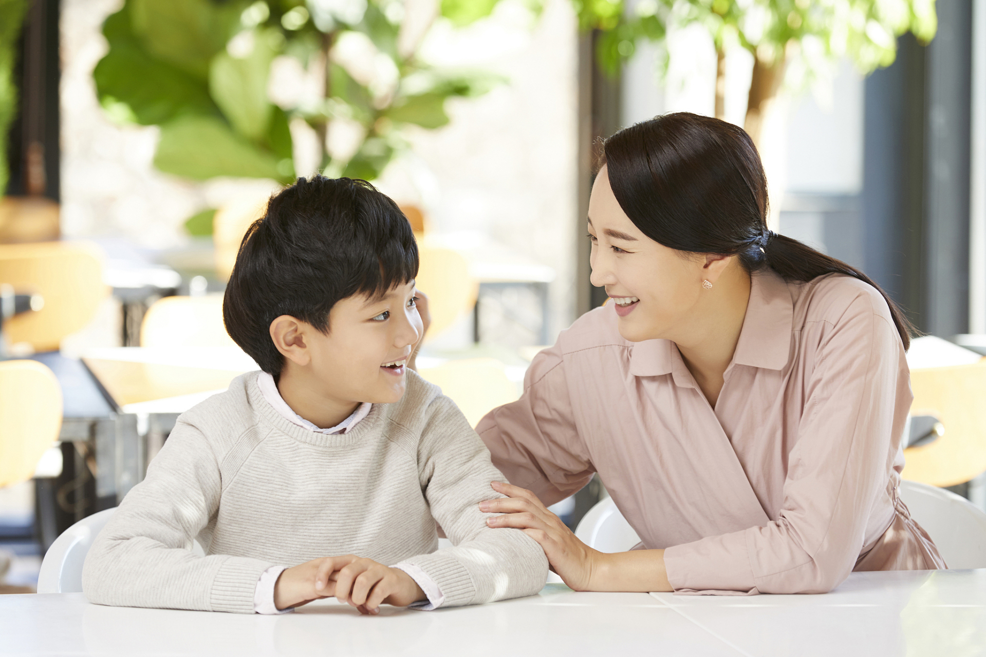 建立和谐的亲子关系是关键,需要关注孩子的情感需求,尊重他们的个性和