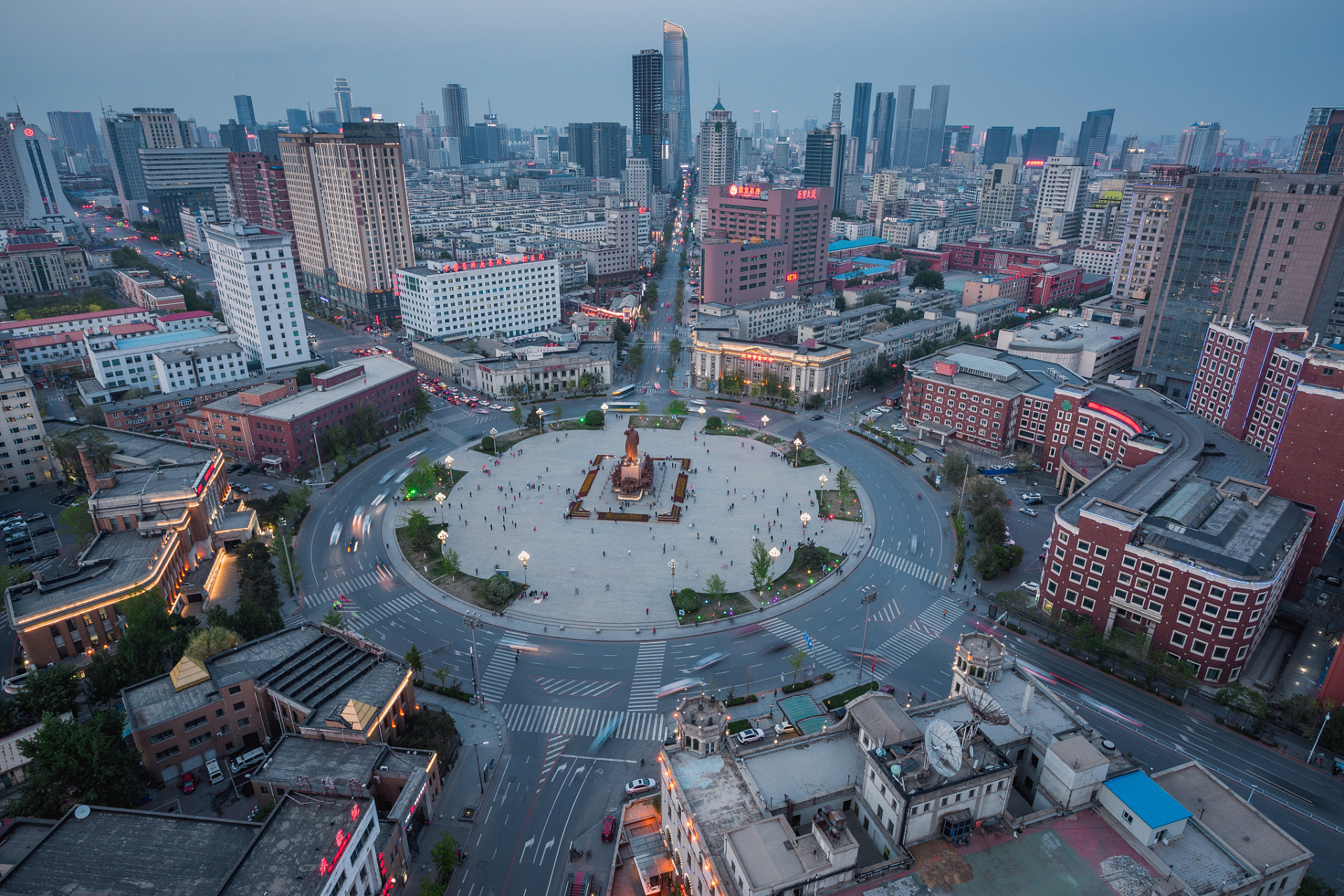 沈阳中山广场建筑群包括中山广场和周边的六座建筑物.