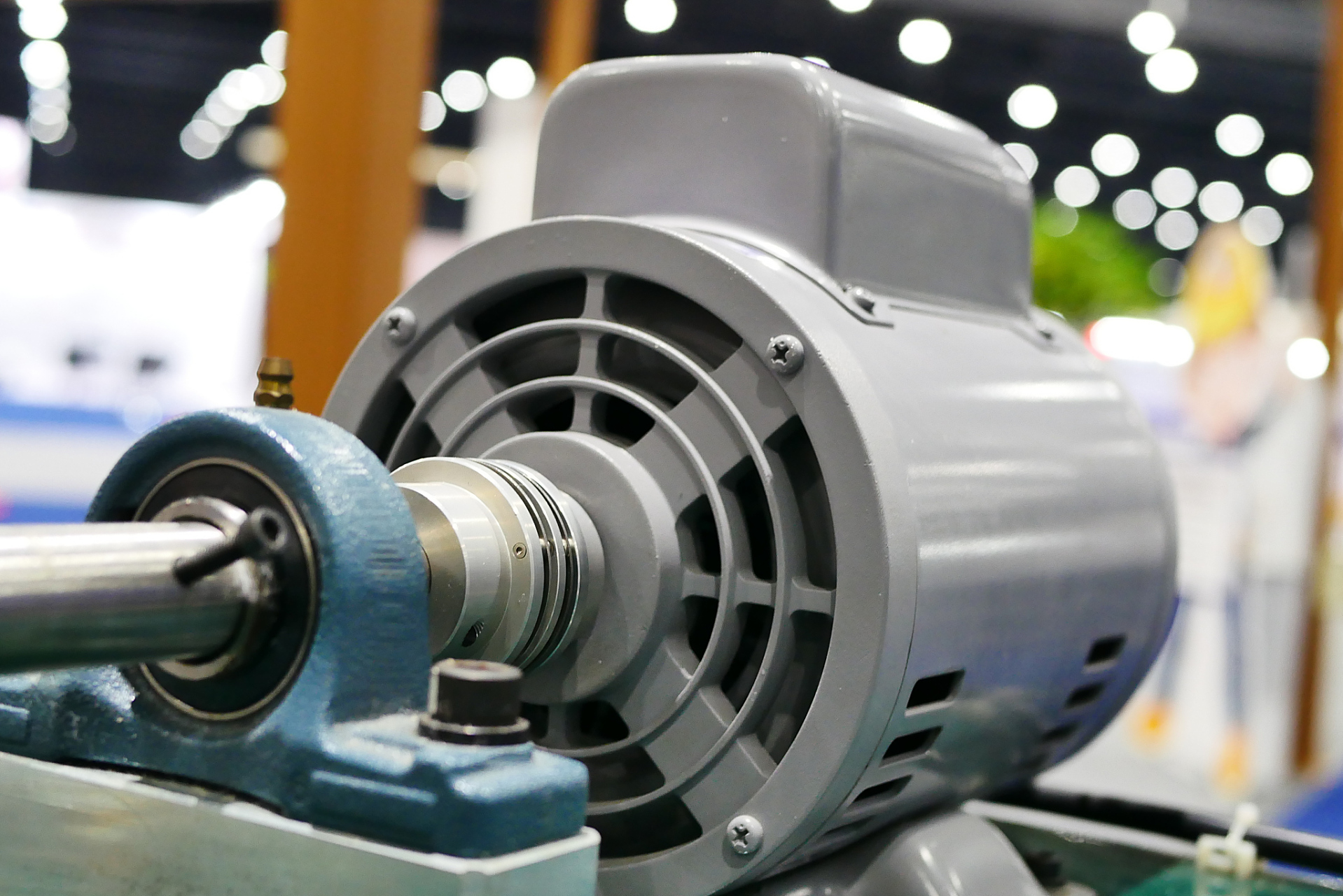 通过高速旋转的轮子,将电能转化成机械能储存,需要时再将机械能转化为