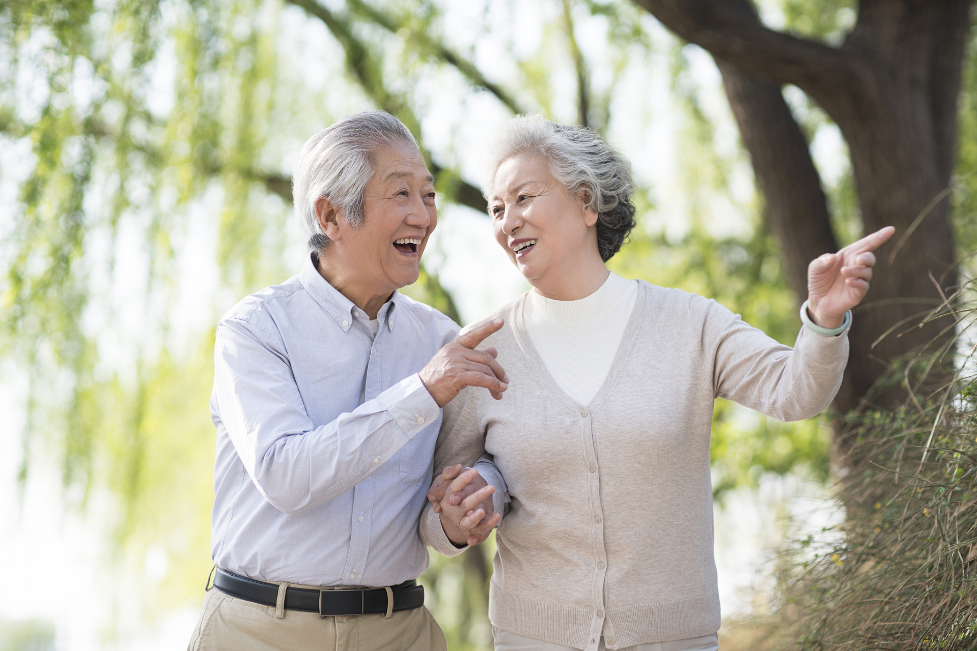 60多岁的老夫妻常年不回家,甚至过年也是在外面过,全国各地租房住,不