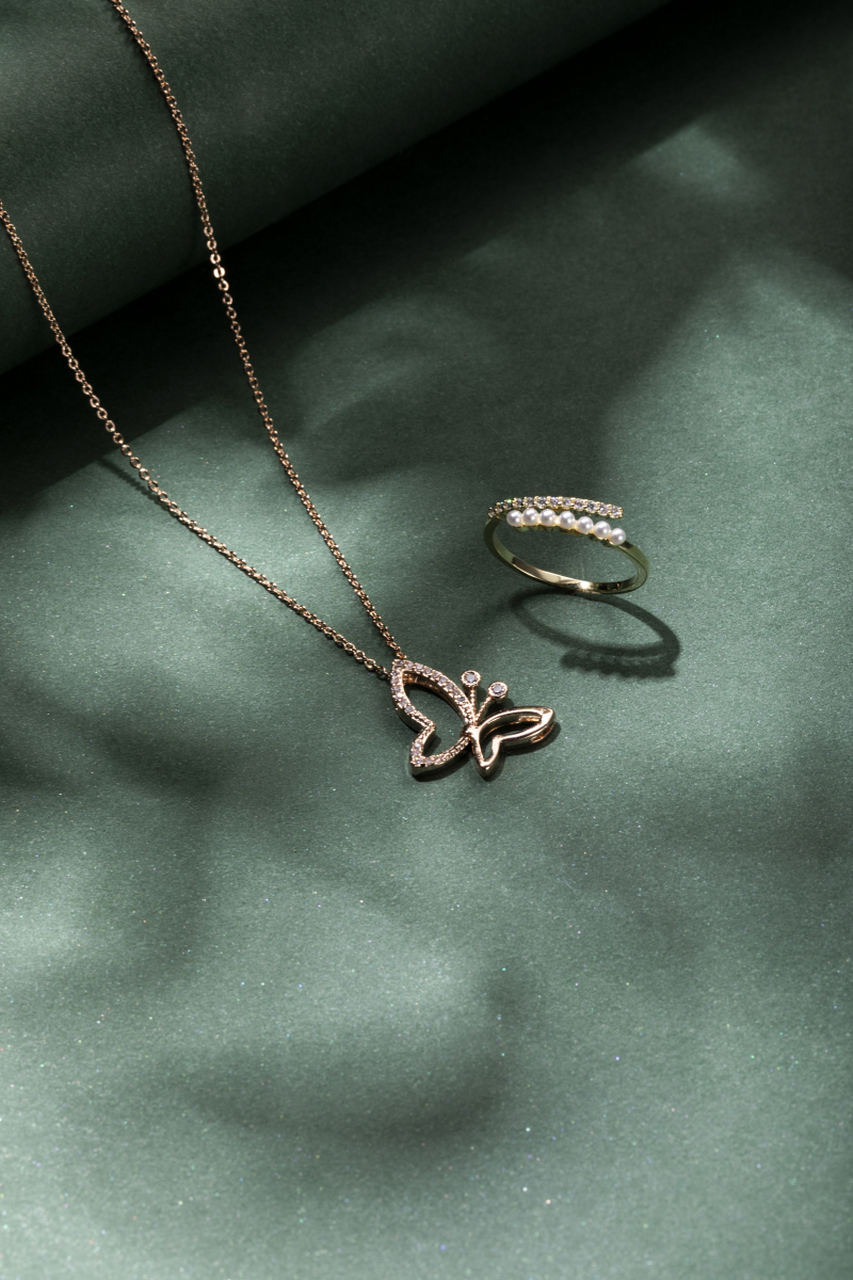 章鹏从背后抱住我说:亲爱的,我送个礼物给你.