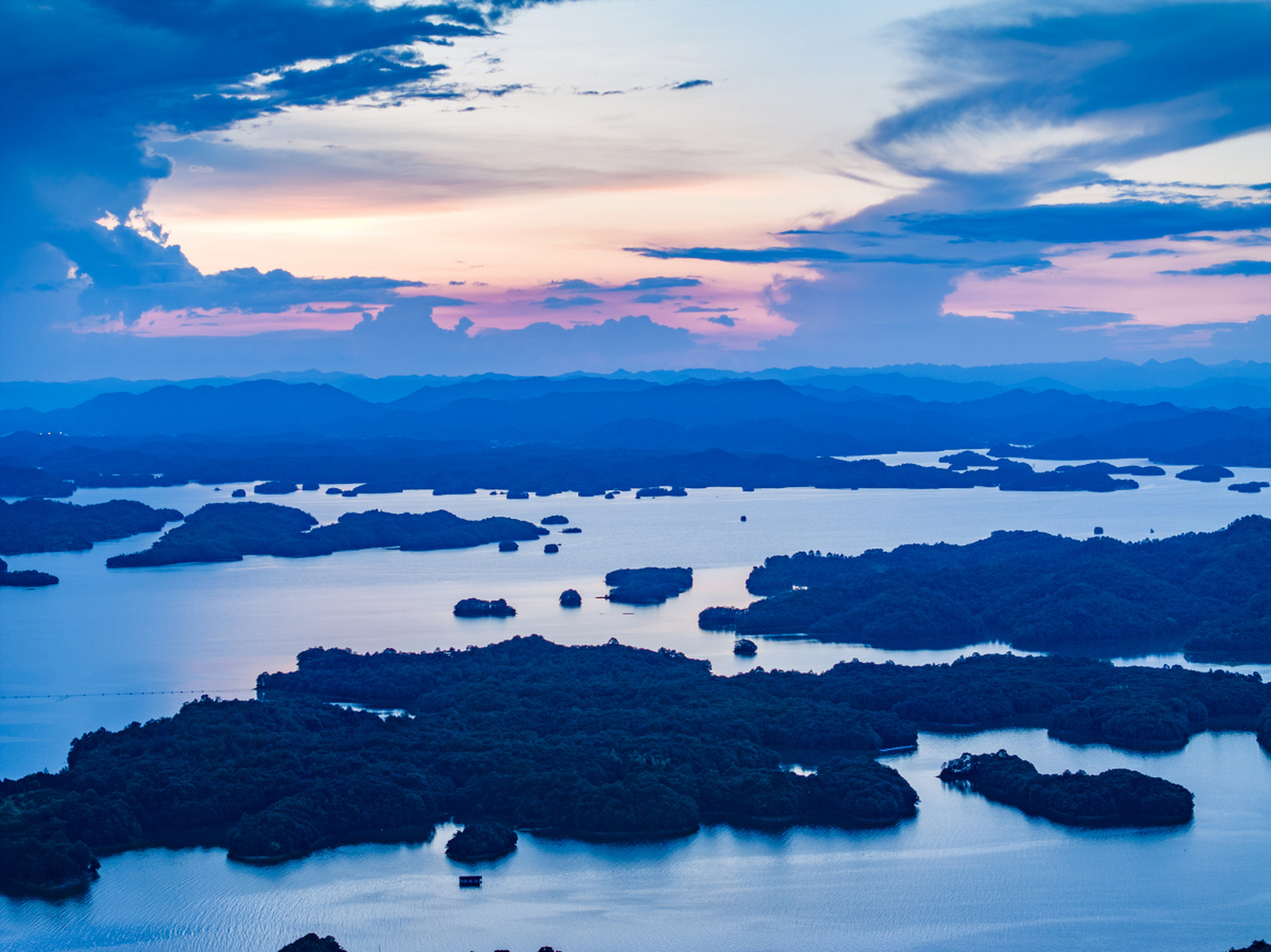 探索千岛湖,留连于中心湖区的醉人美景.