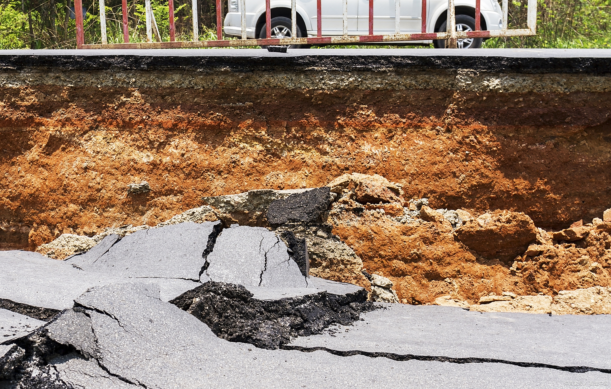 日本一地路面塌陷,卡车司机被困超百小时仍未获救,我也是服了,这要