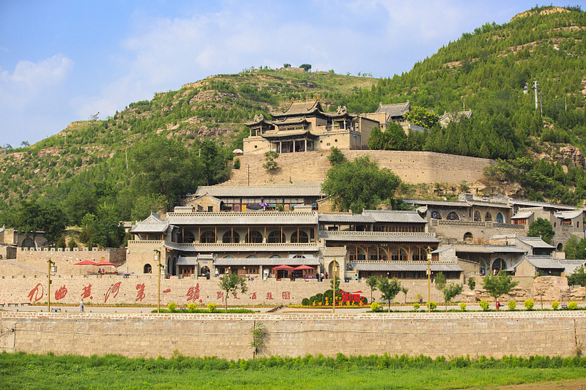 拥有许多旅游景点,如会宁红军长征纪念馆,清凉山,祖厉河文化旅游街区