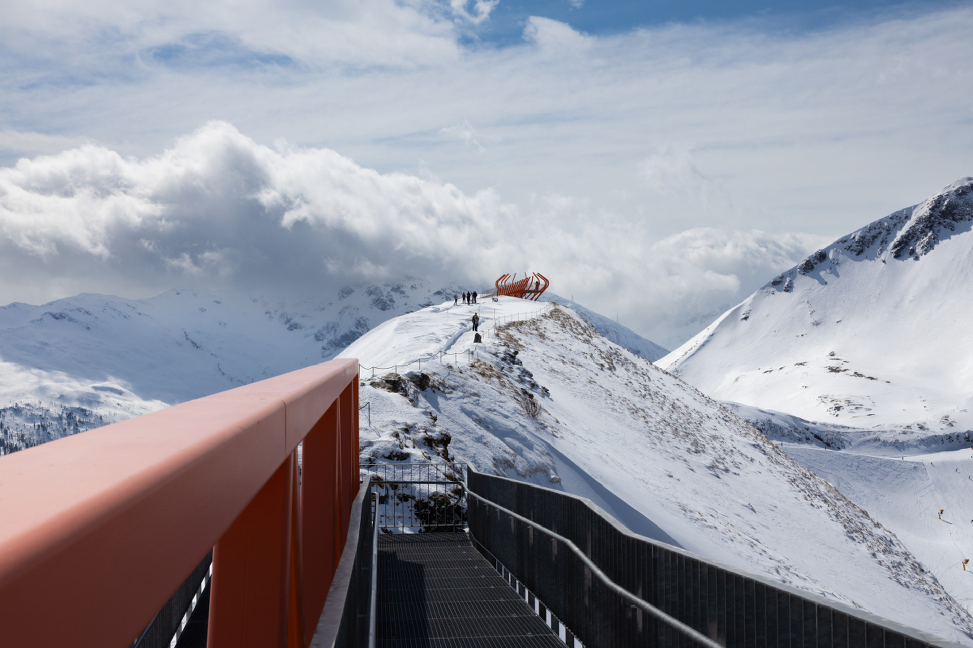 雅拉雪山观景台是一个非常值得推荐的旅游胜地.