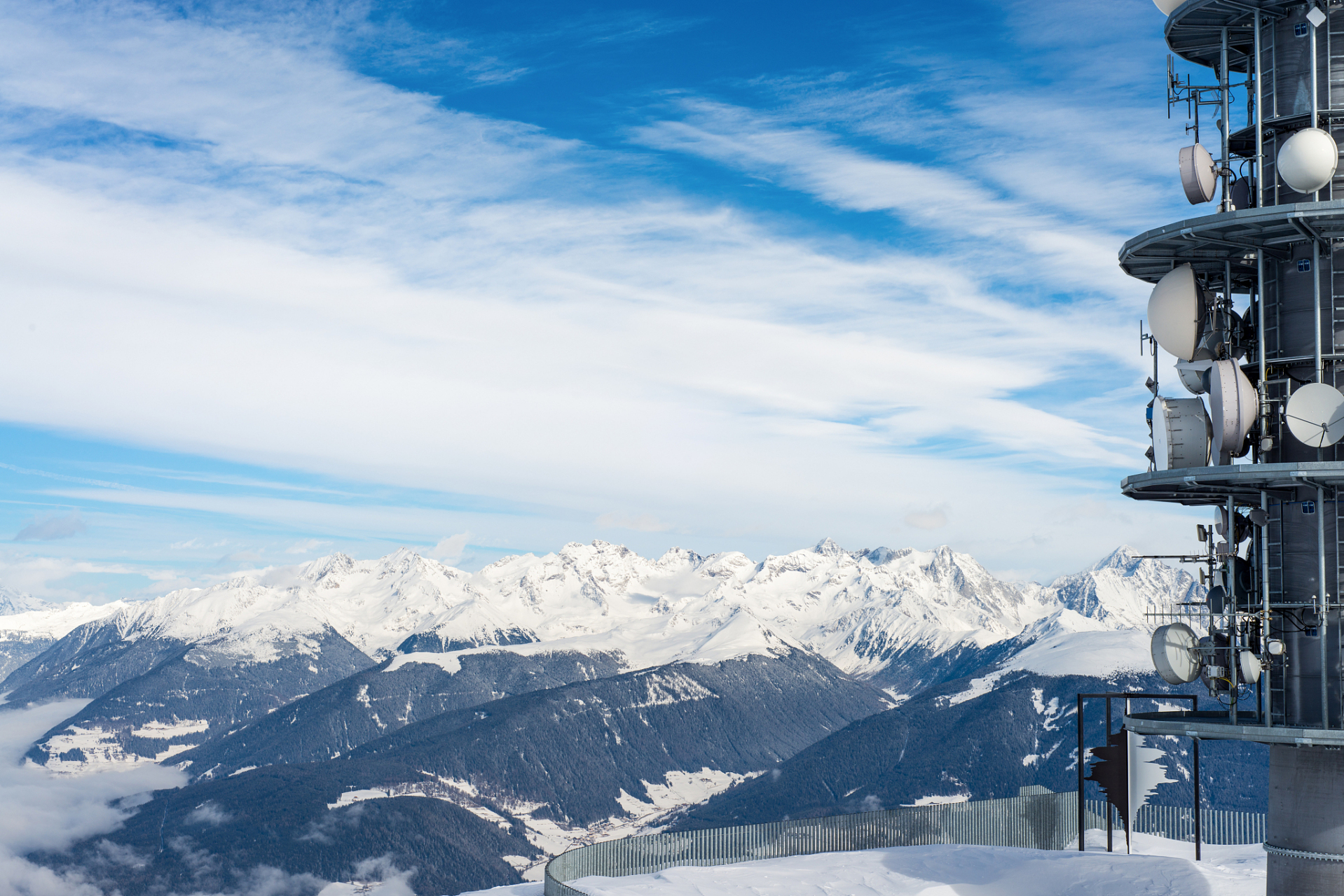 雅拉雪山观景台是一个非常值得推荐的旅游胜地.