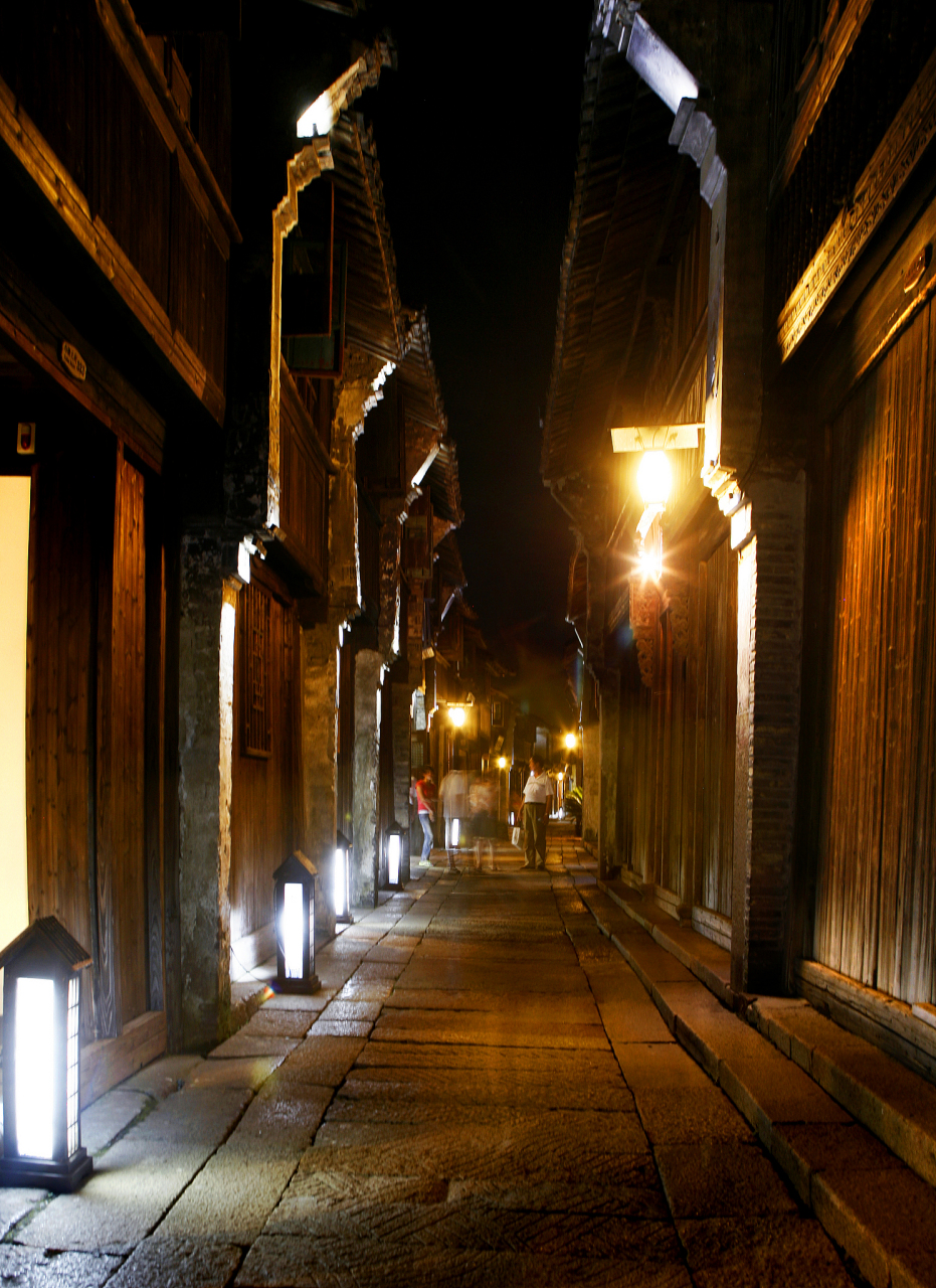 《夜晚的城市》 夜晚城市,灯火阑珊 人们独自徘徊,孤独伴随着身影