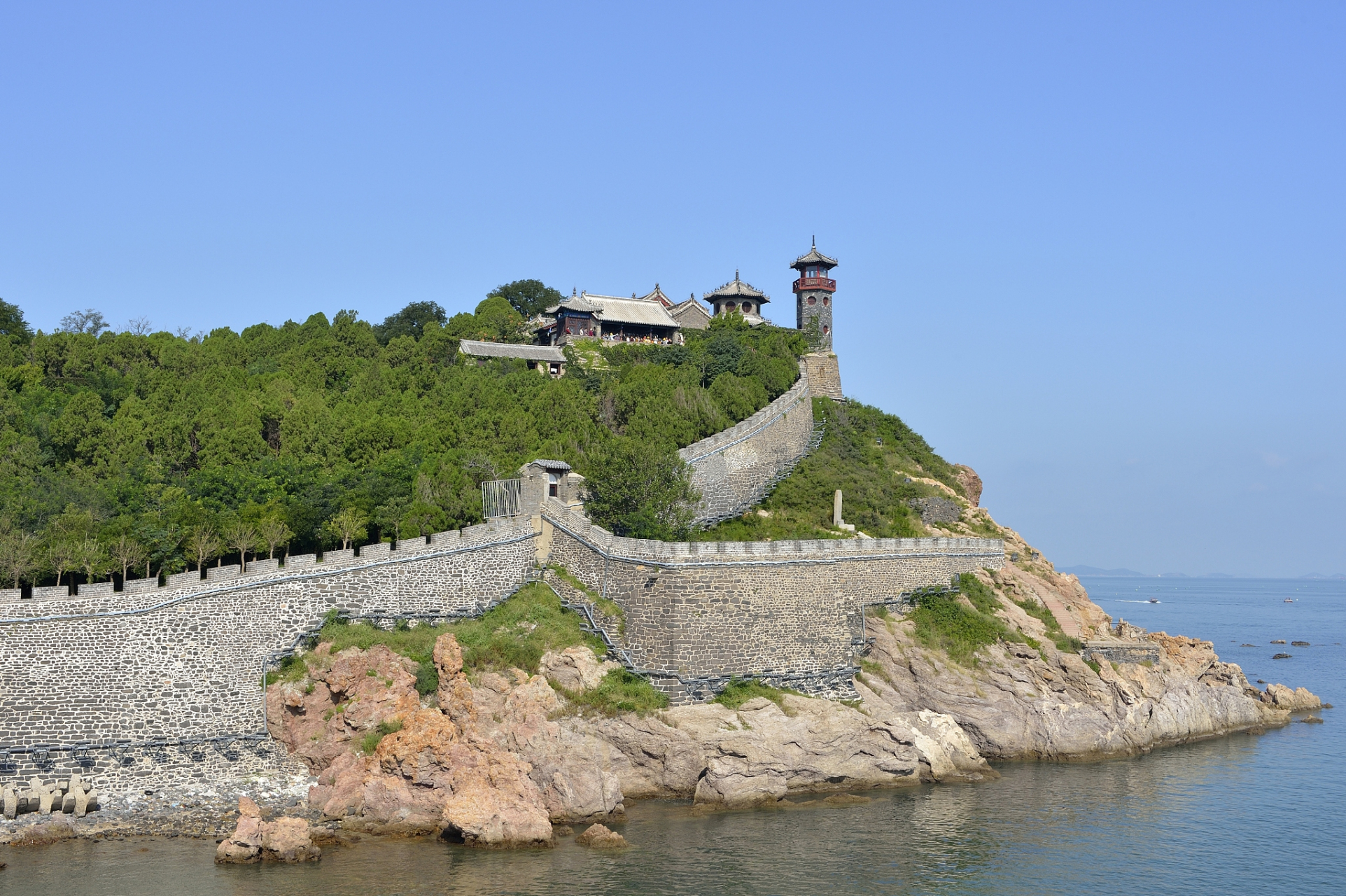 蓬莱阁风景区,位于山东省蓬莱市区,始建于北宋嘉佑6年