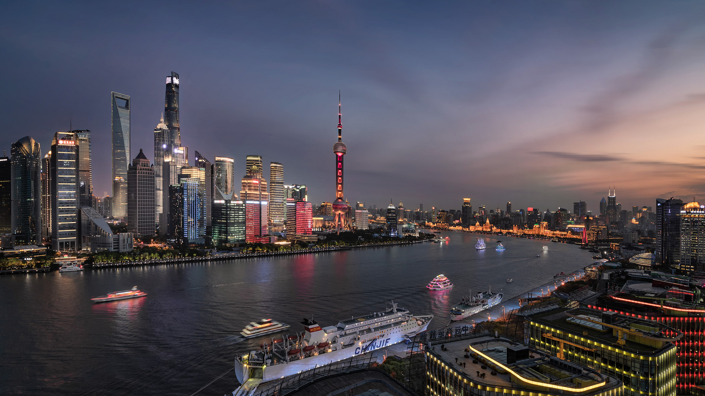 上海外滩 - 上海的标志性景点,享有迷人的城市天际线和黄浦江美景