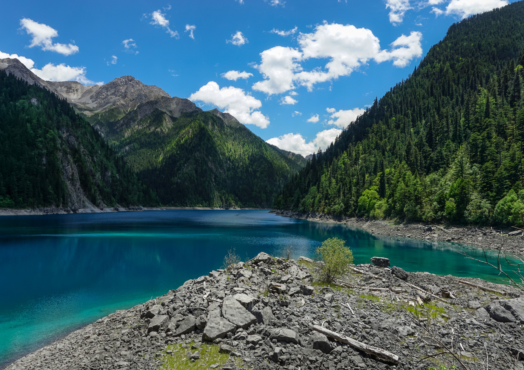 大家好,今天我要带大家了解一下九寨沟长海这个神秘而又美丽的景点.