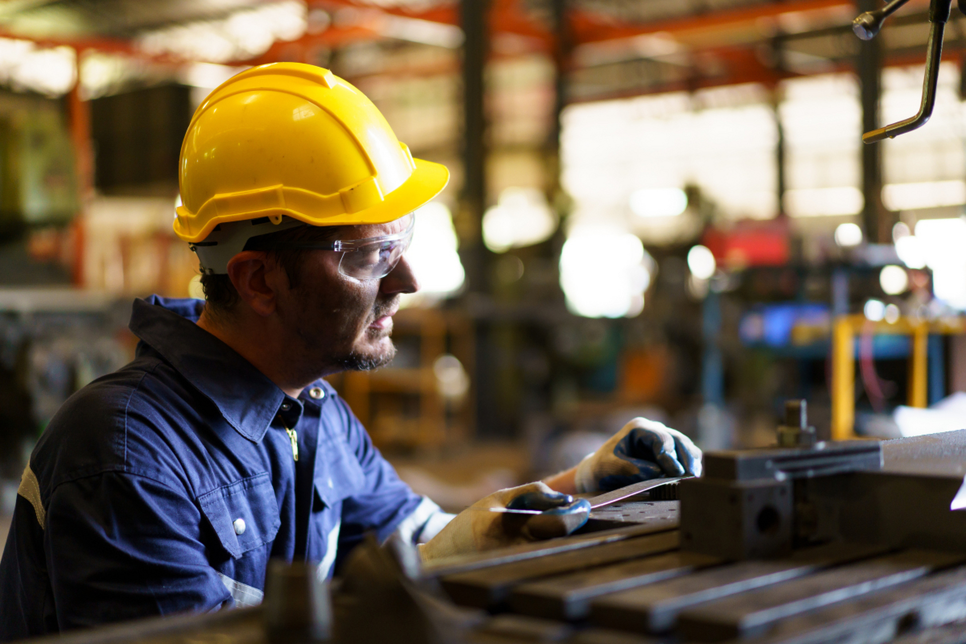 钳工证书分为五个等级:初级,中级,高级,技师和高级技师.