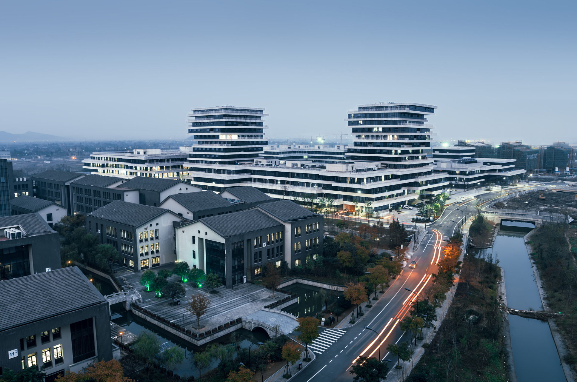 云栖校园餐厅位于西湖大学6号楼一楼和二楼,环境宜人,提供全球美食.