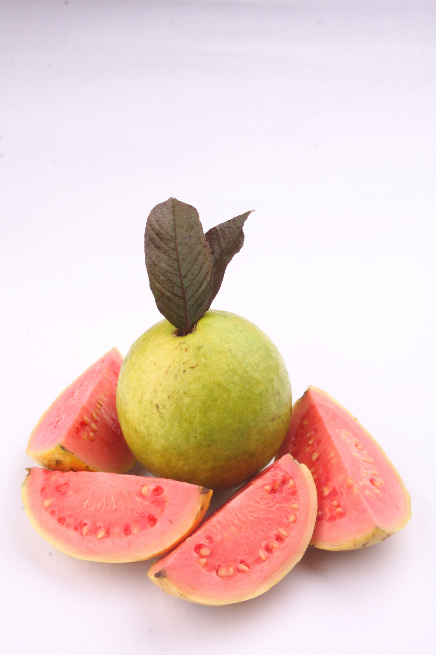 《水果冷知识——鸡屎果》 番石榴:又称芭乐.