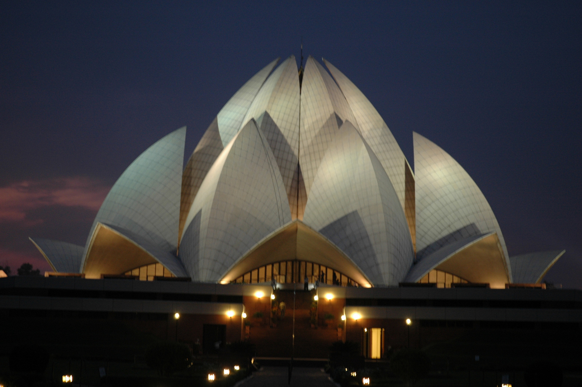 近处的这座建筑,是德里最有名的莲花寺,这里也是游客络绎不绝,参观