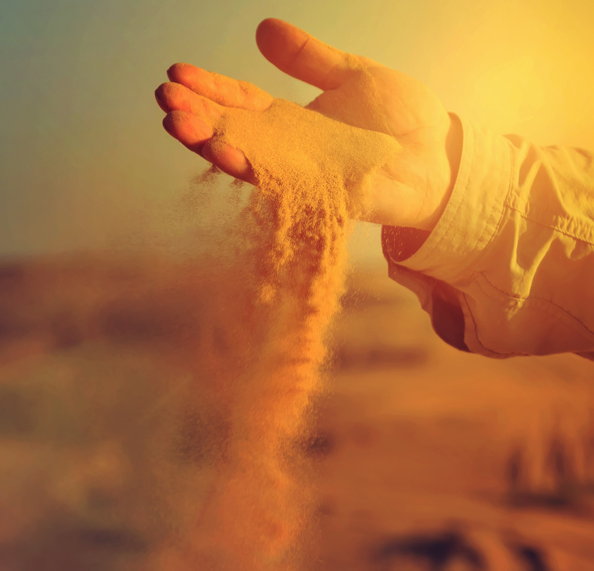 攥紧的拳头里,沙砾只会更快流尽