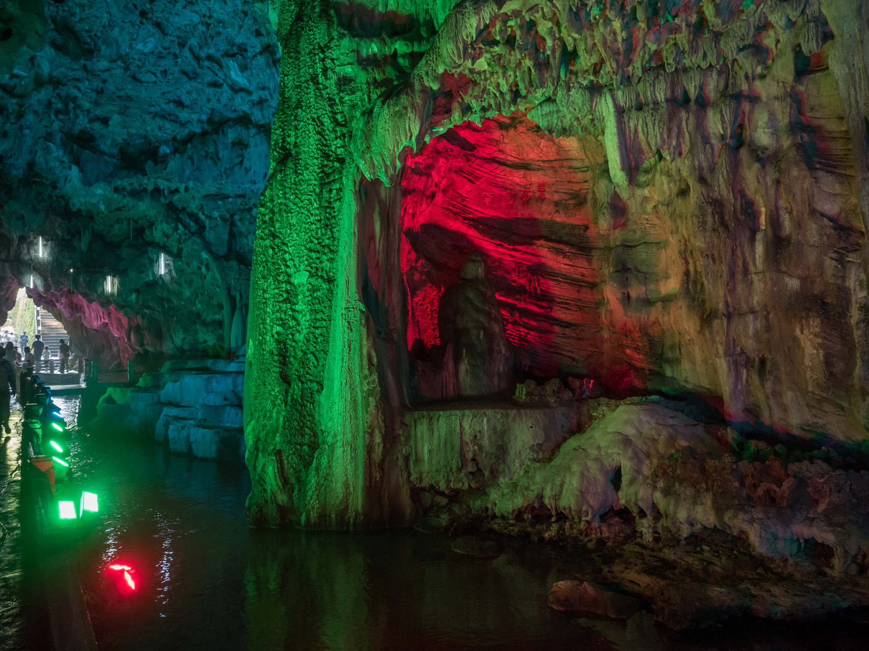 广西巴马百鸟岩,位于瑶族自治县甲篆乡烈屯西北的漠斋山麓,以其独特的