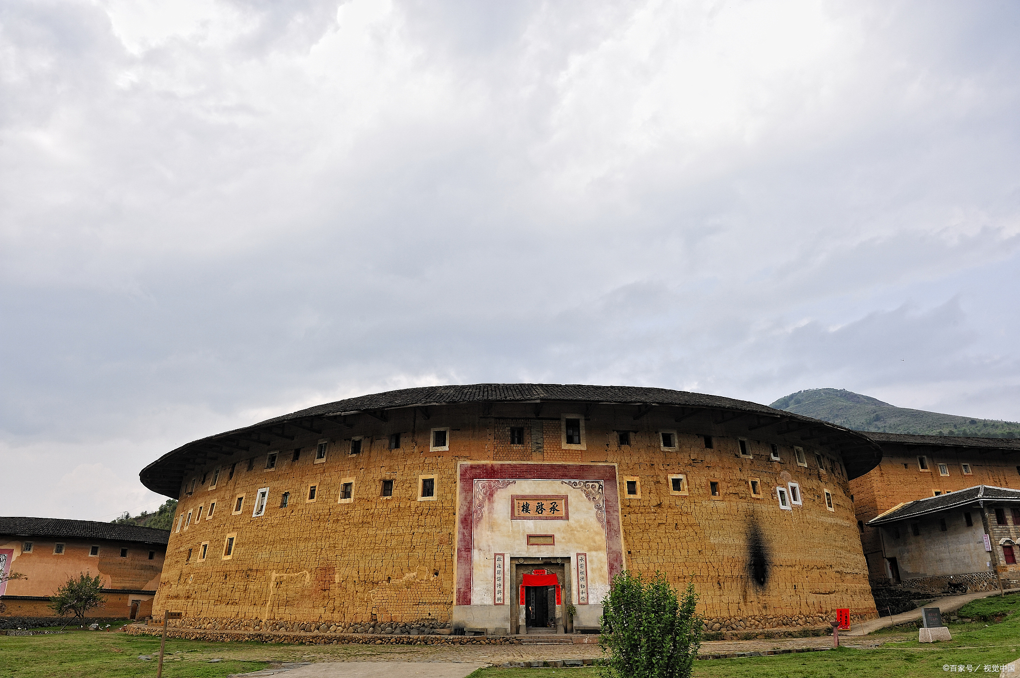 承启楼:客家瑰宝,宏伟壮观的土楼建筑奇观