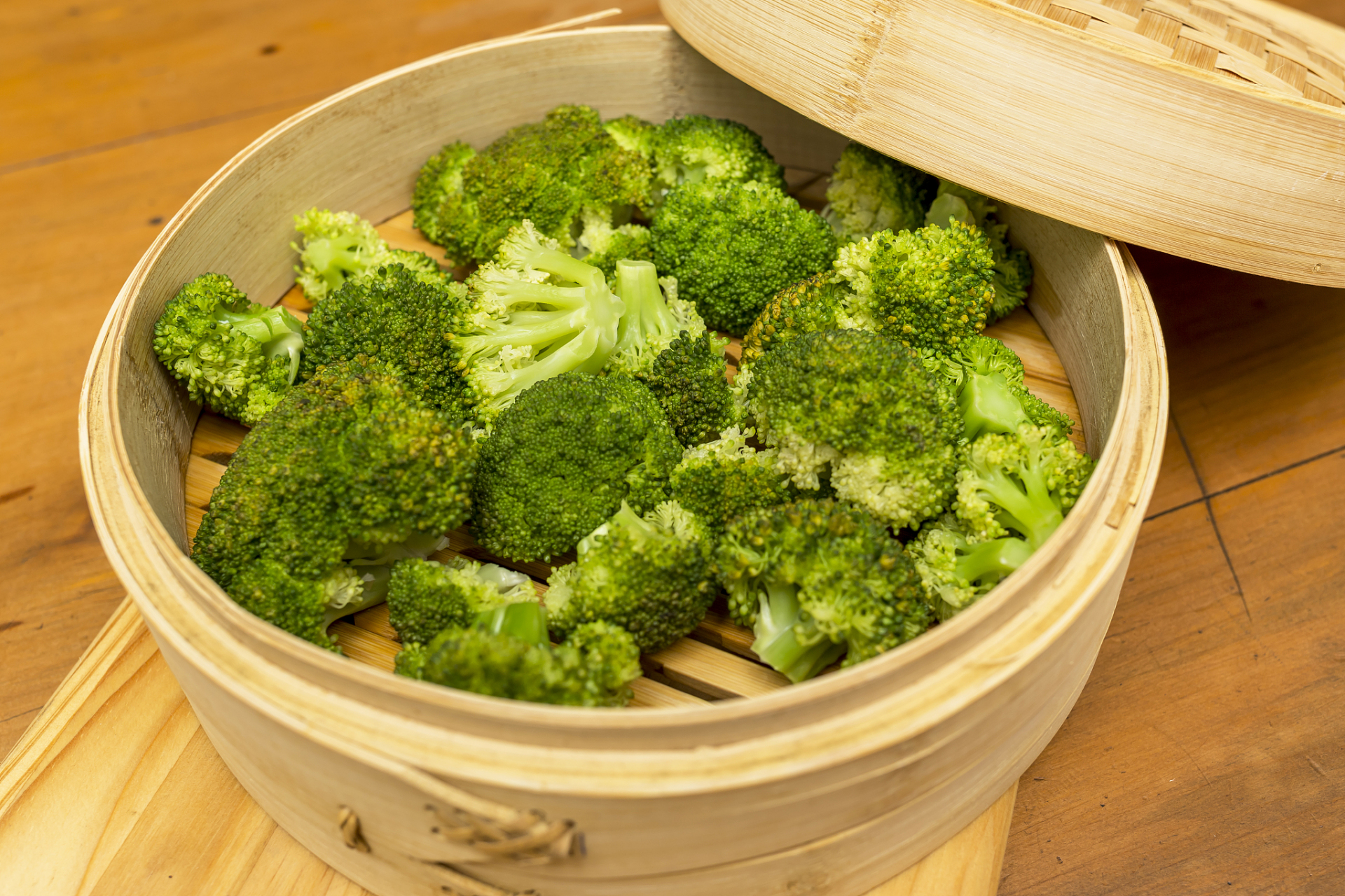 西兰花是一种营养丰富的蔬菜,有多种烹饪方式,如蒸煮,清炒和制作沙拉.