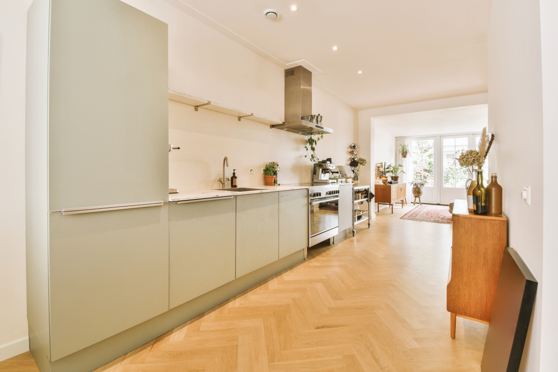 如何在厨房使用木地板  使用木地板作为厨房地面的做法越来越受欢迎.