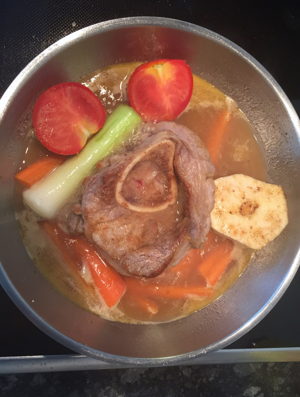 番茄牛尾汤的正宗做法 [星星]配料用量: - 牛尾:1公斤 - 番茄:4-6个