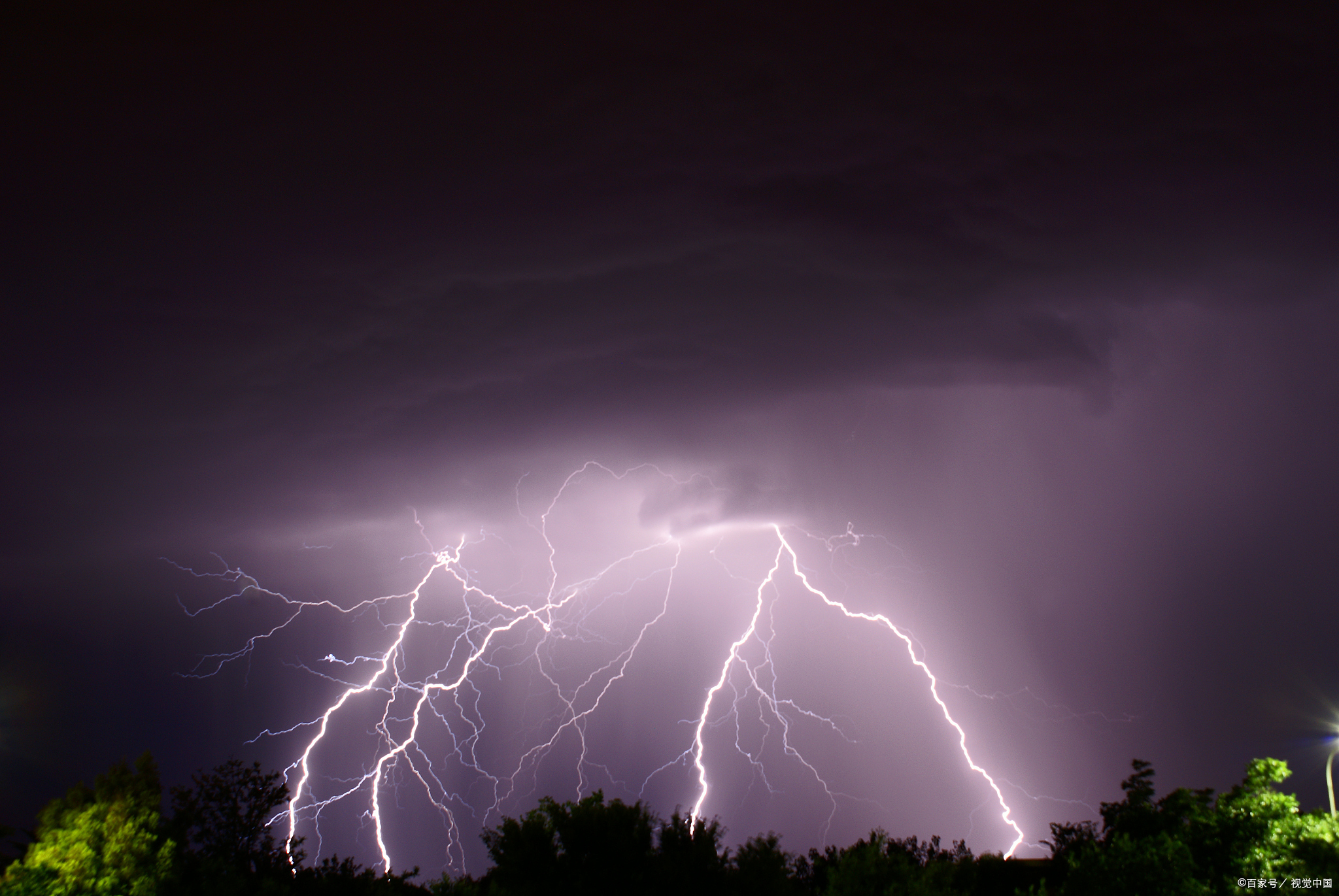 天空打雷,是因为大气层中的电荷分布不均导致放电现象,这是一个自然