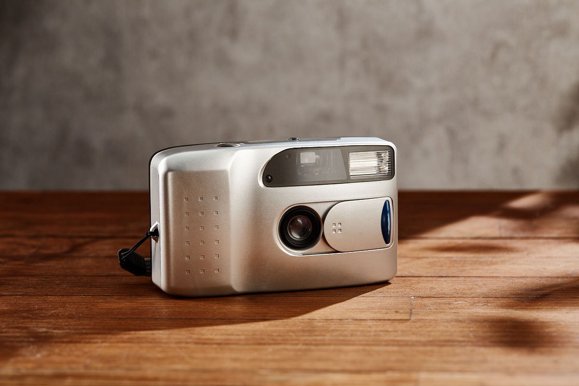 松典(songdian)数码相机是一款专为学生和高中生设计的产品.