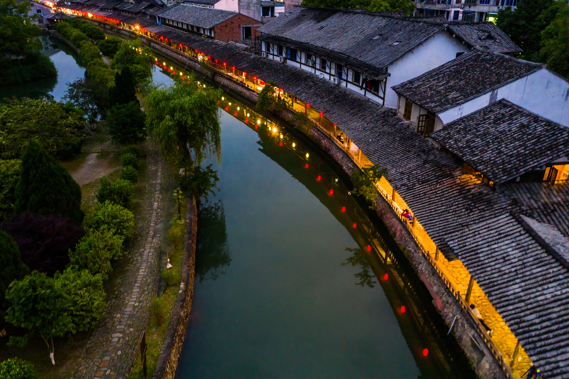 成都悦来古镇位于西南宜宾市,如在时光流转中遗落的一颗明珠,散发着