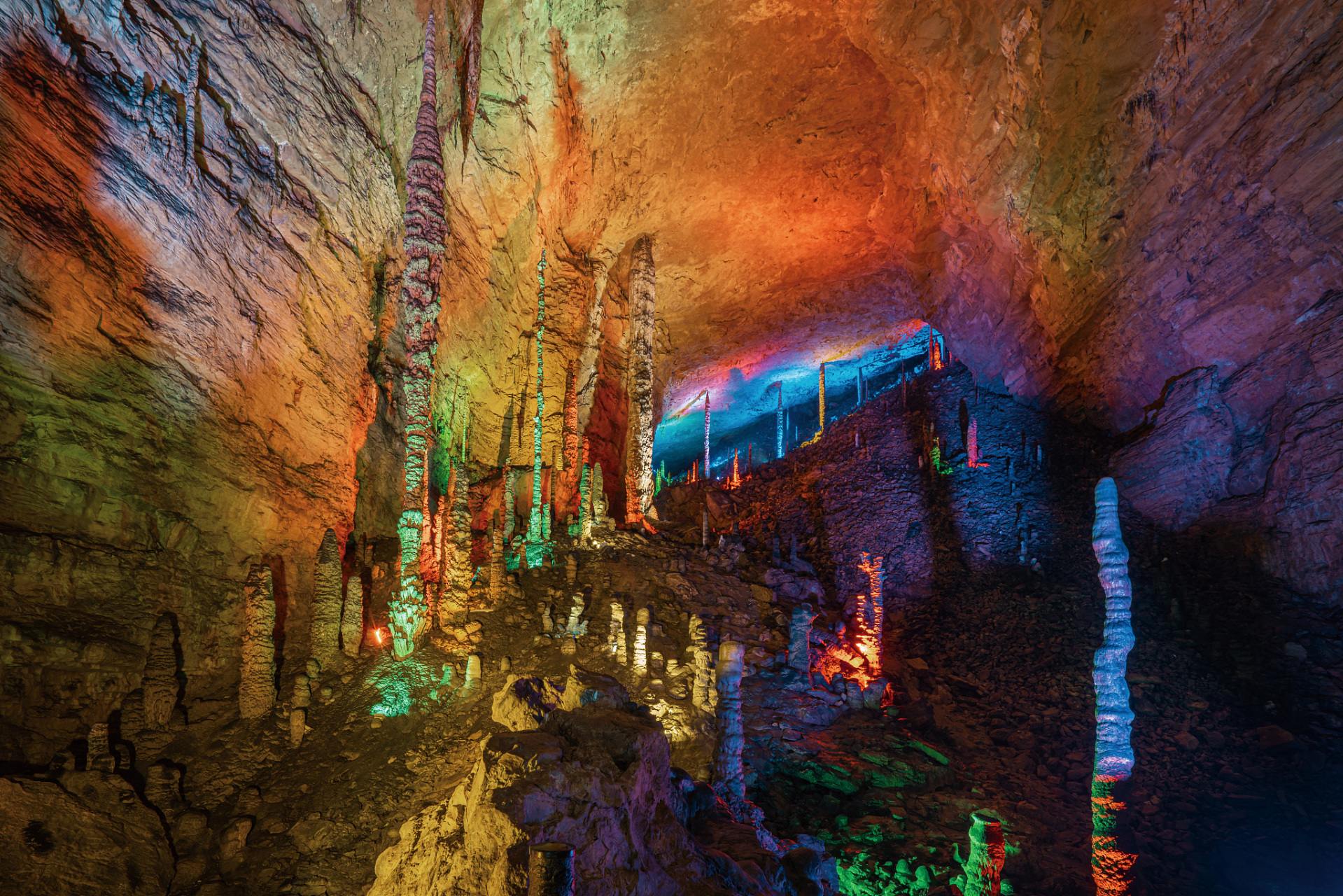 恩施黄金洞是一座具有独特地质和人文景观的溶洞,其位置位于湖北省