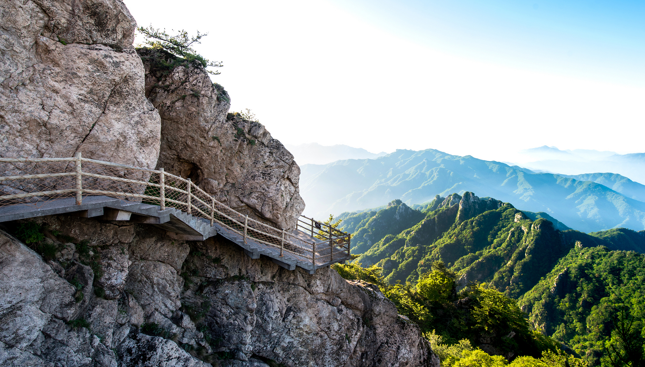 云蒙山国家森林公园位于东北郊密云区境内,风景秀丽