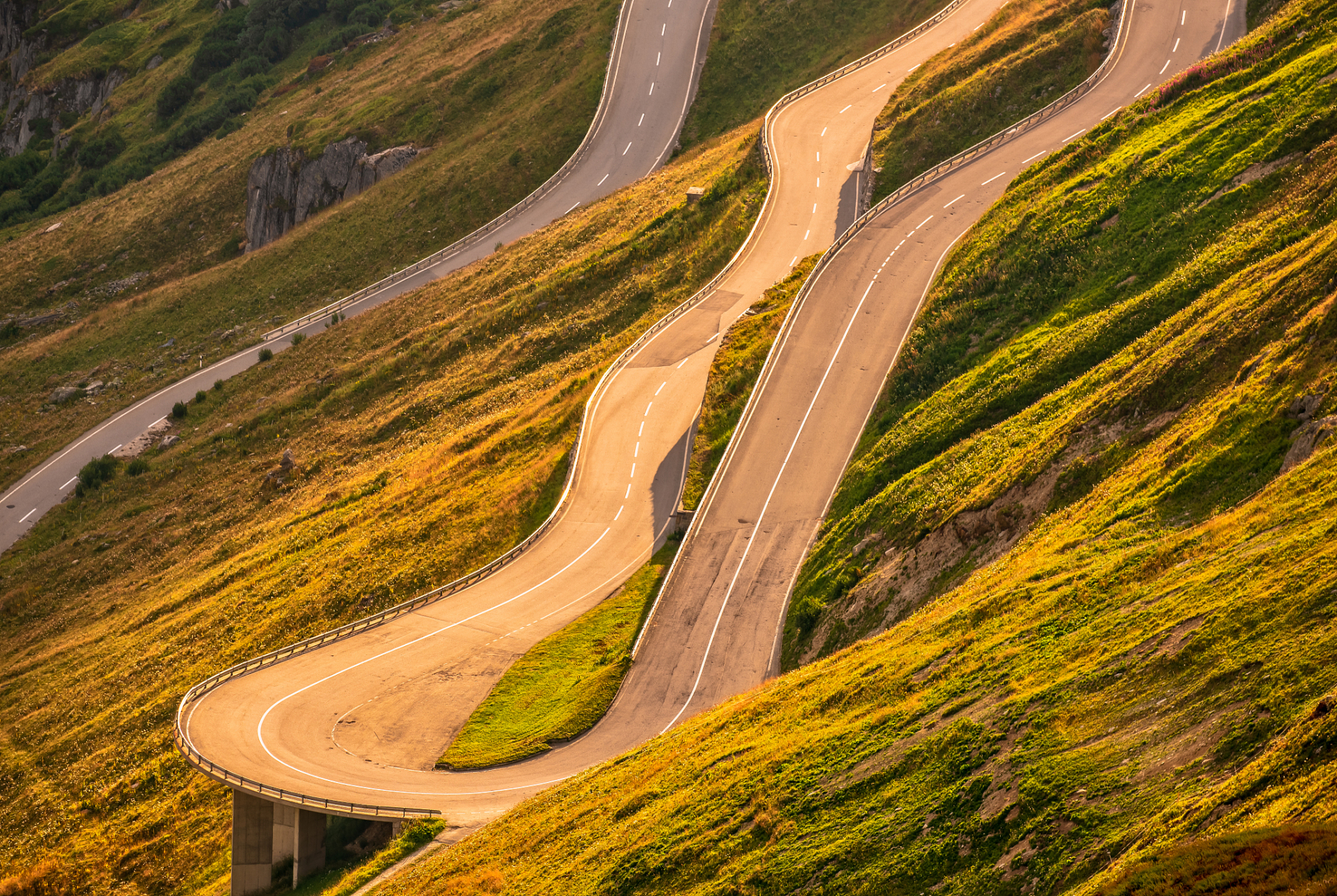 人生的道路是一条曲折的路,充满了挫折和困难,爱的路程也不例外.