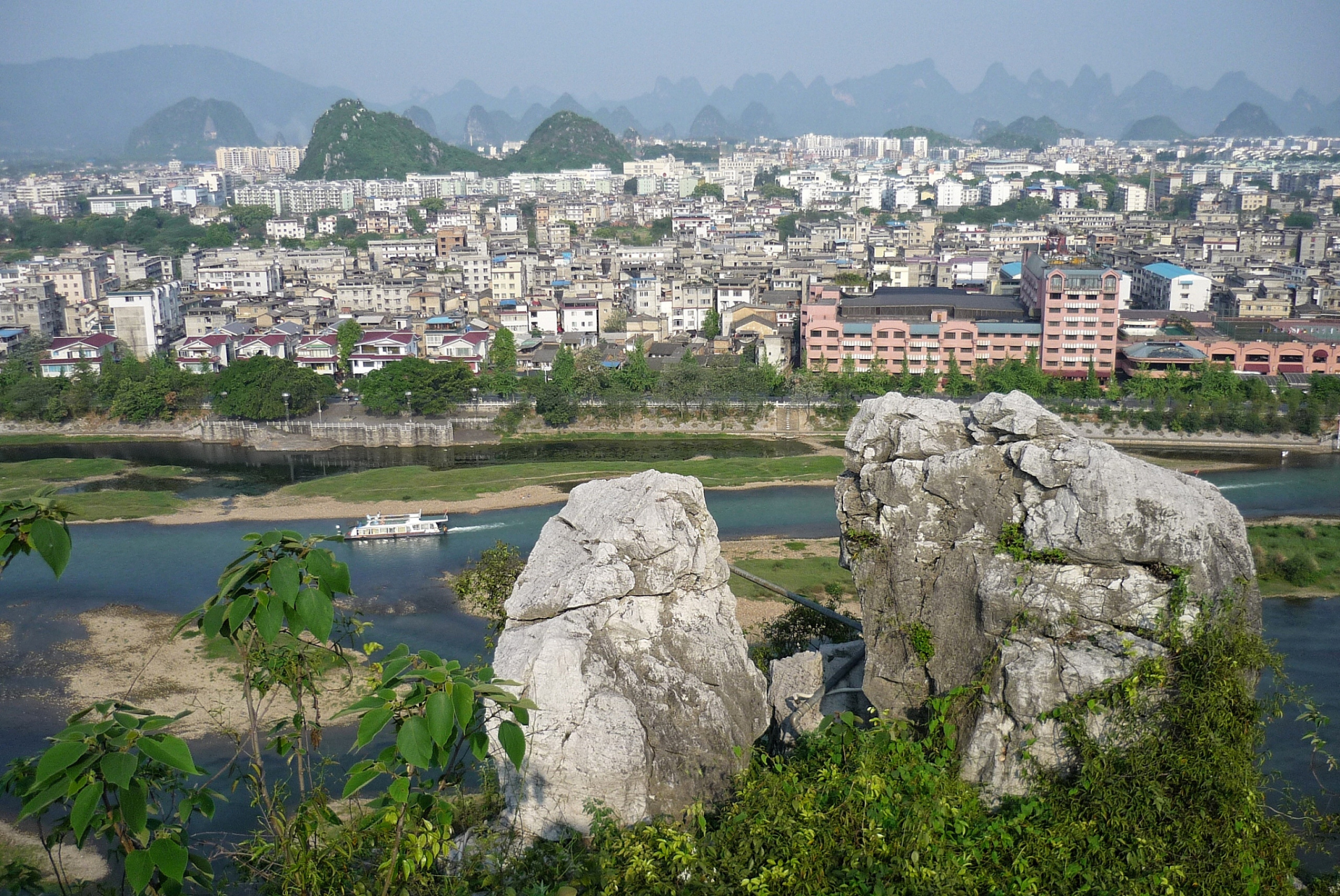 田东县,地处右江河谷腹部,地处右江盆地腹部,右江河从西至东贯穿其中.