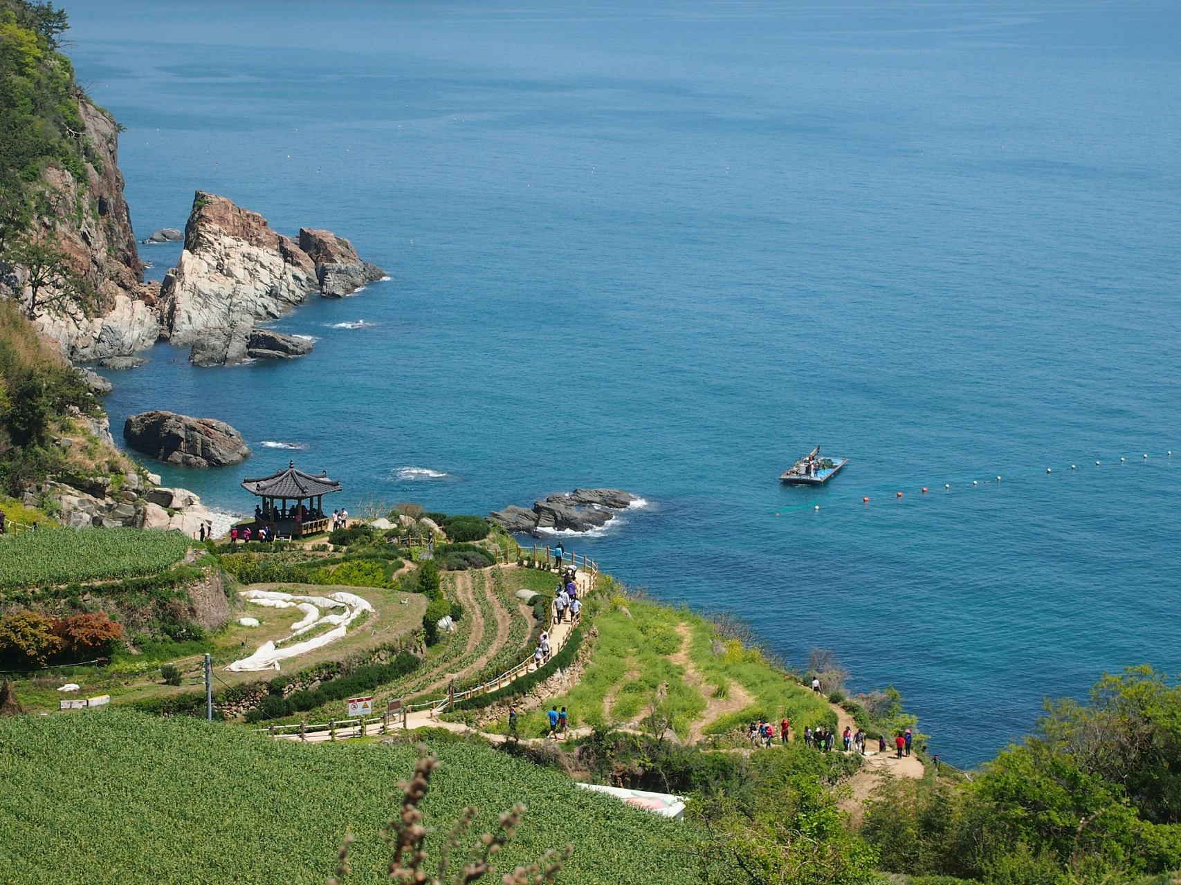 长岛位于山东省烟台市境内,是一个美丽的海岛旅游胜地.