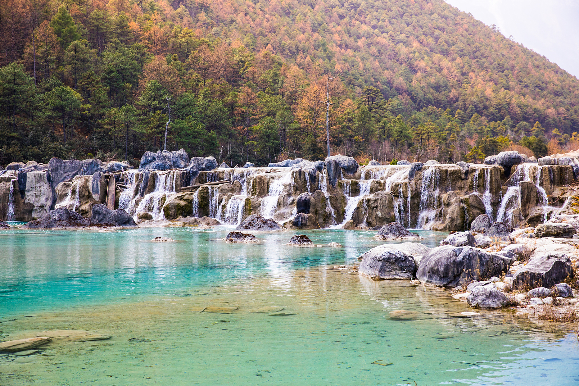 白水台景区介绍|白水台位于哈巴雪山麓,香格里拉县城东南的三坝乡白地