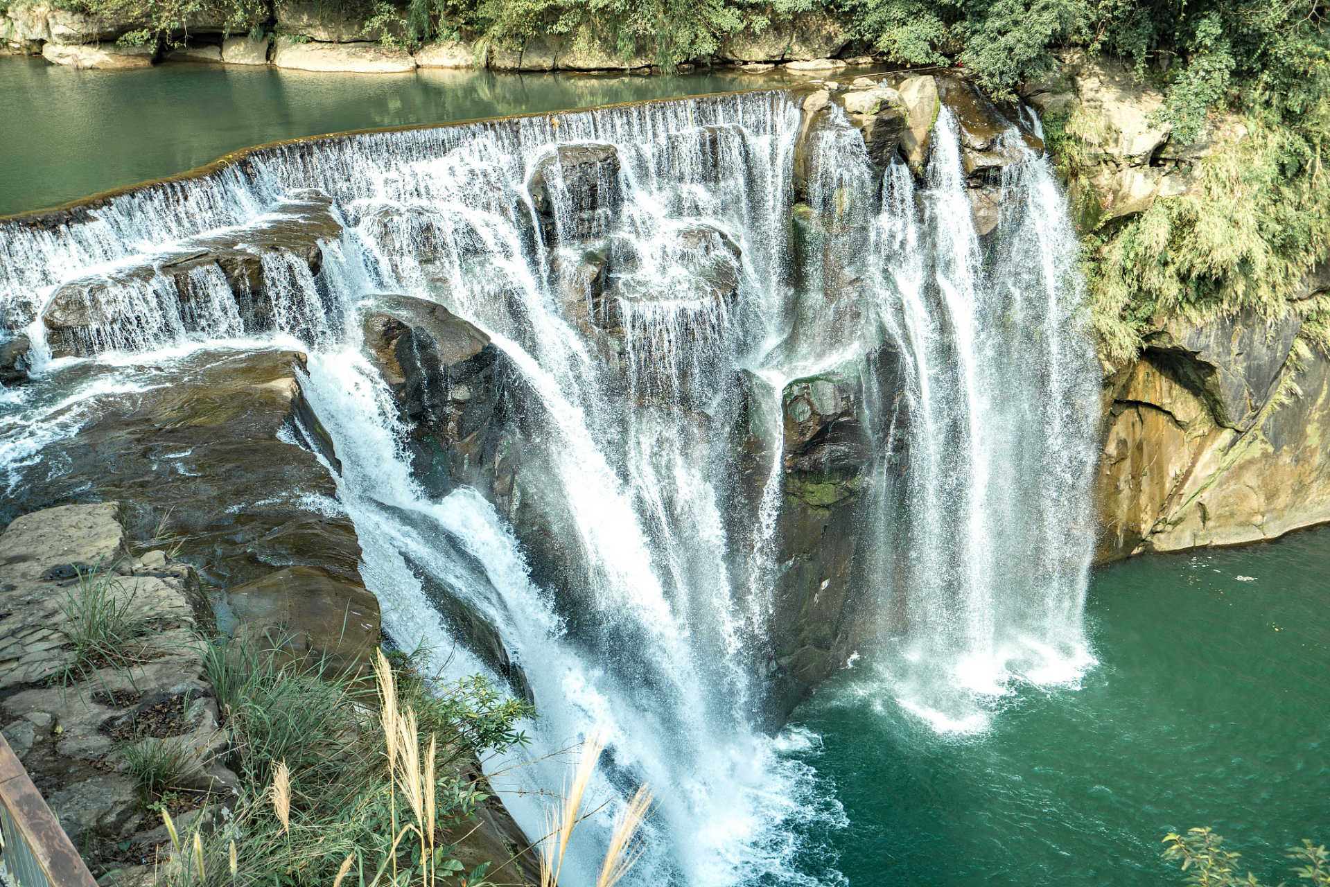 宜昌市夷陵区黄花乡的#秋日生活创作季# 三峡大瀑布景区,犹如一座天然