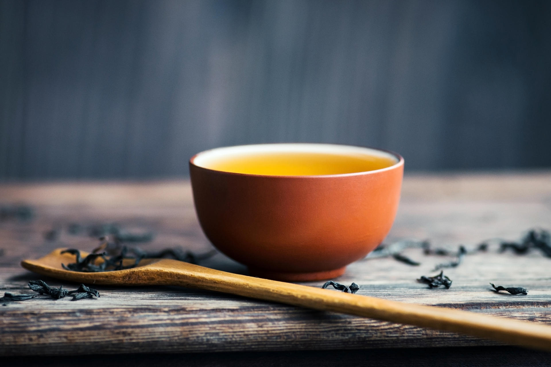 茶杯里盛满了清香的茶 我喜欢看着茶叶在水里舞蹈 杯子透明,茶水清澈