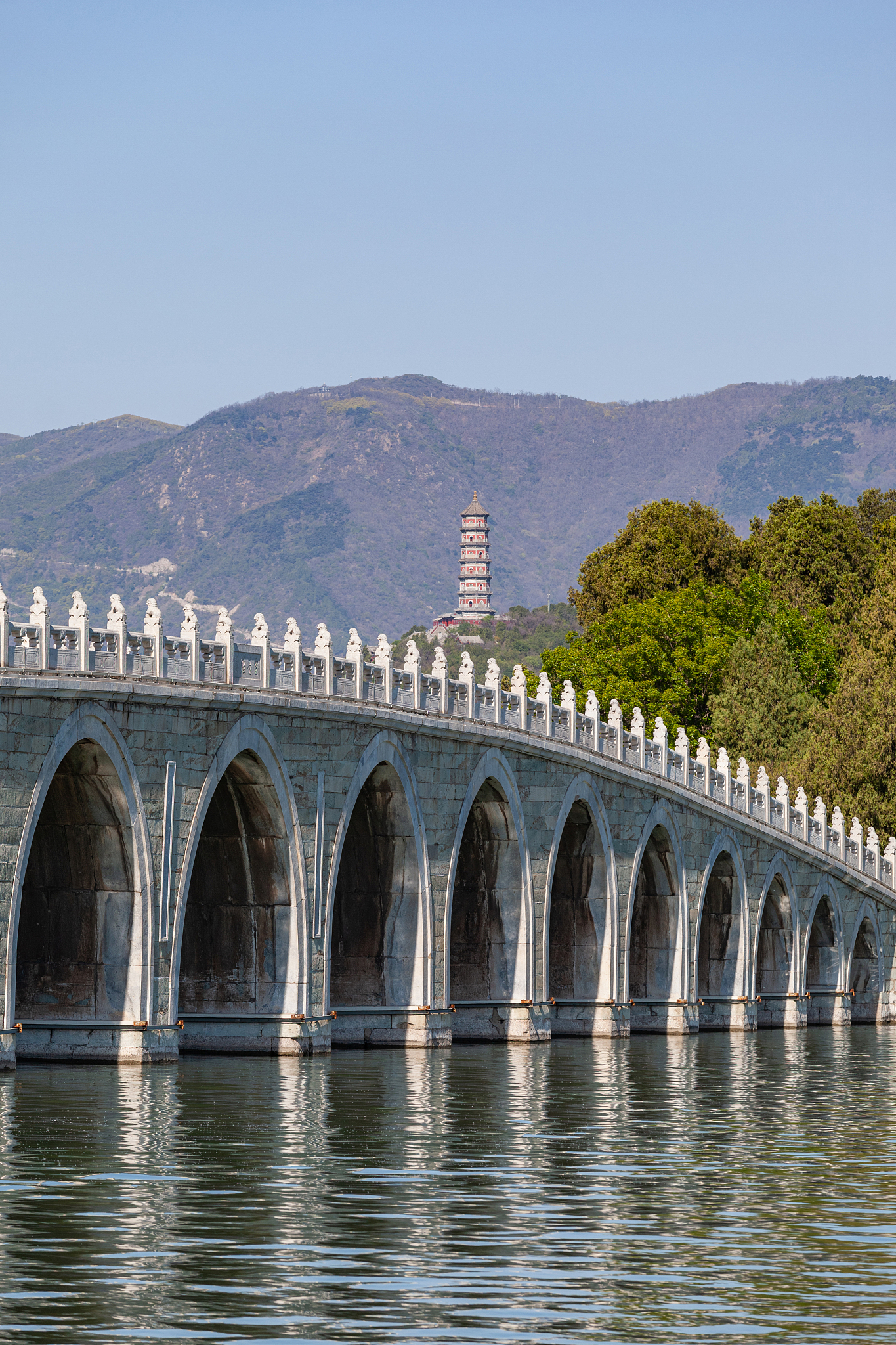 漫步颐和园昆明湖,最让人挪不开眼的莫过于那座如长虹卧波的十七孔桥